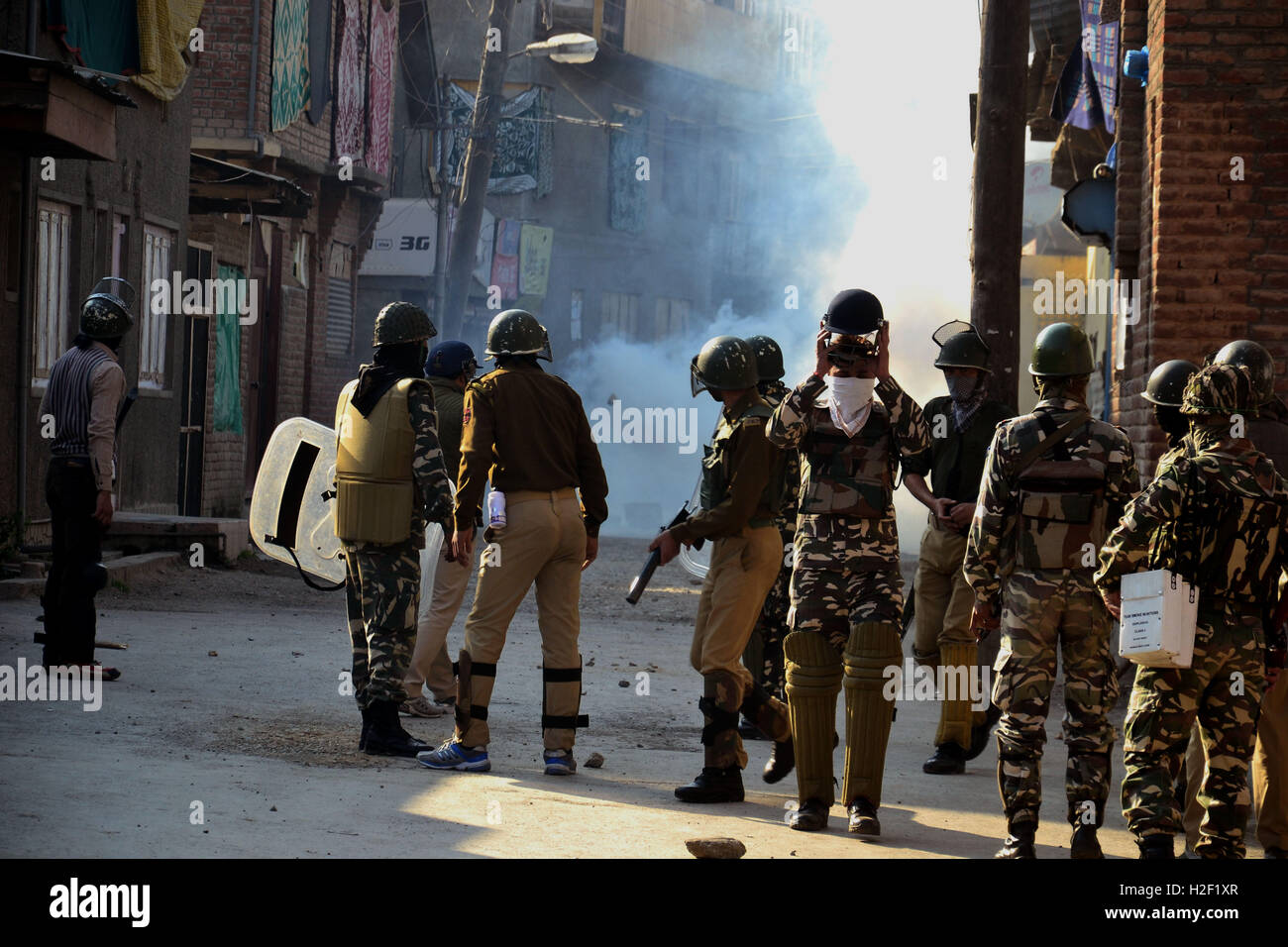 Srinagar, au Cachemire. 28 octobre, 2016. Les manifestants musulmans du Cachemire indien en conflit avec la police lors de manifestations pro-liberté à Srinagar, Inde, Kashmkir le Oct 28, 2016 Credit : Saqib Majeed/Alamy Live News Banque D'Images