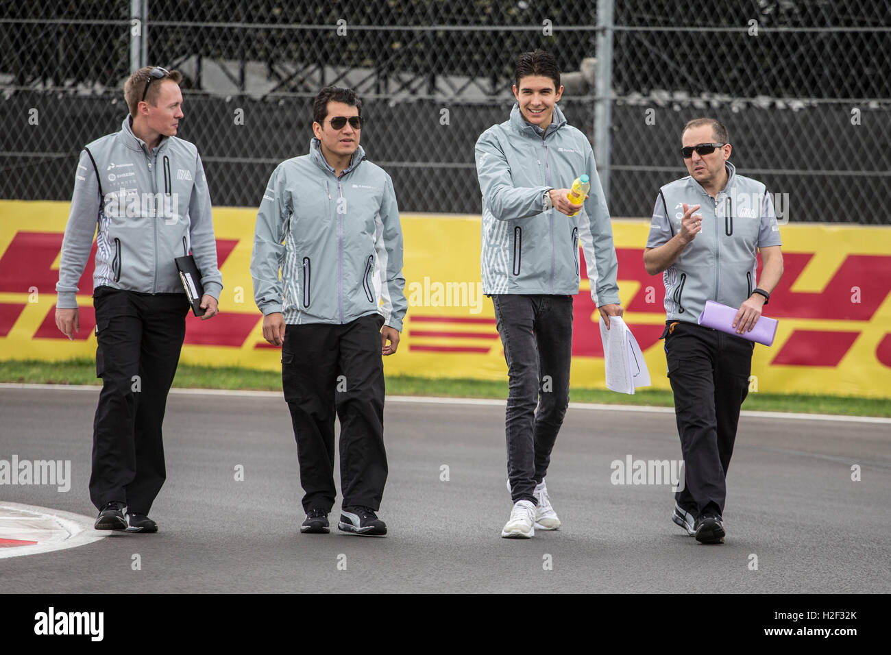La ville de Mexico, Mexique. 28 Oct, 2016. Sport Automobile : Championnat du Monde de Formule 1 de la FIA 2016, Grand Prix du Mexique, Esteban Ocon Credit : dpa/Alamy Live News Banque D'Images