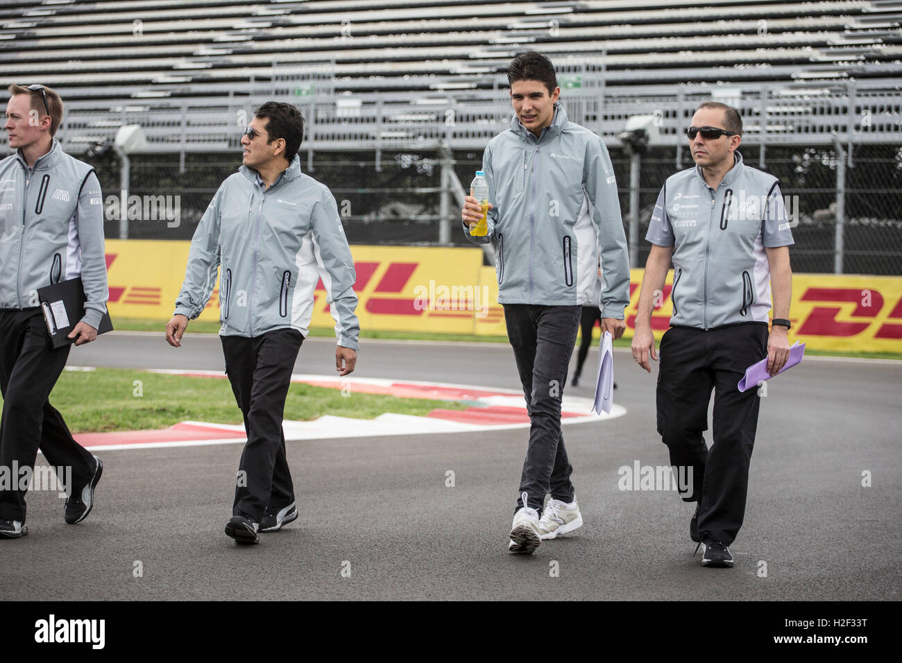 La ville de Mexico, Mexique. 28 Oct, 2016. Sport Automobile : Championnat du Monde de Formule 1 de la FIA 2016, Grand Prix du Mexique, Esteban Ocon Credit : dpa/Alamy Live News Banque D'Images
