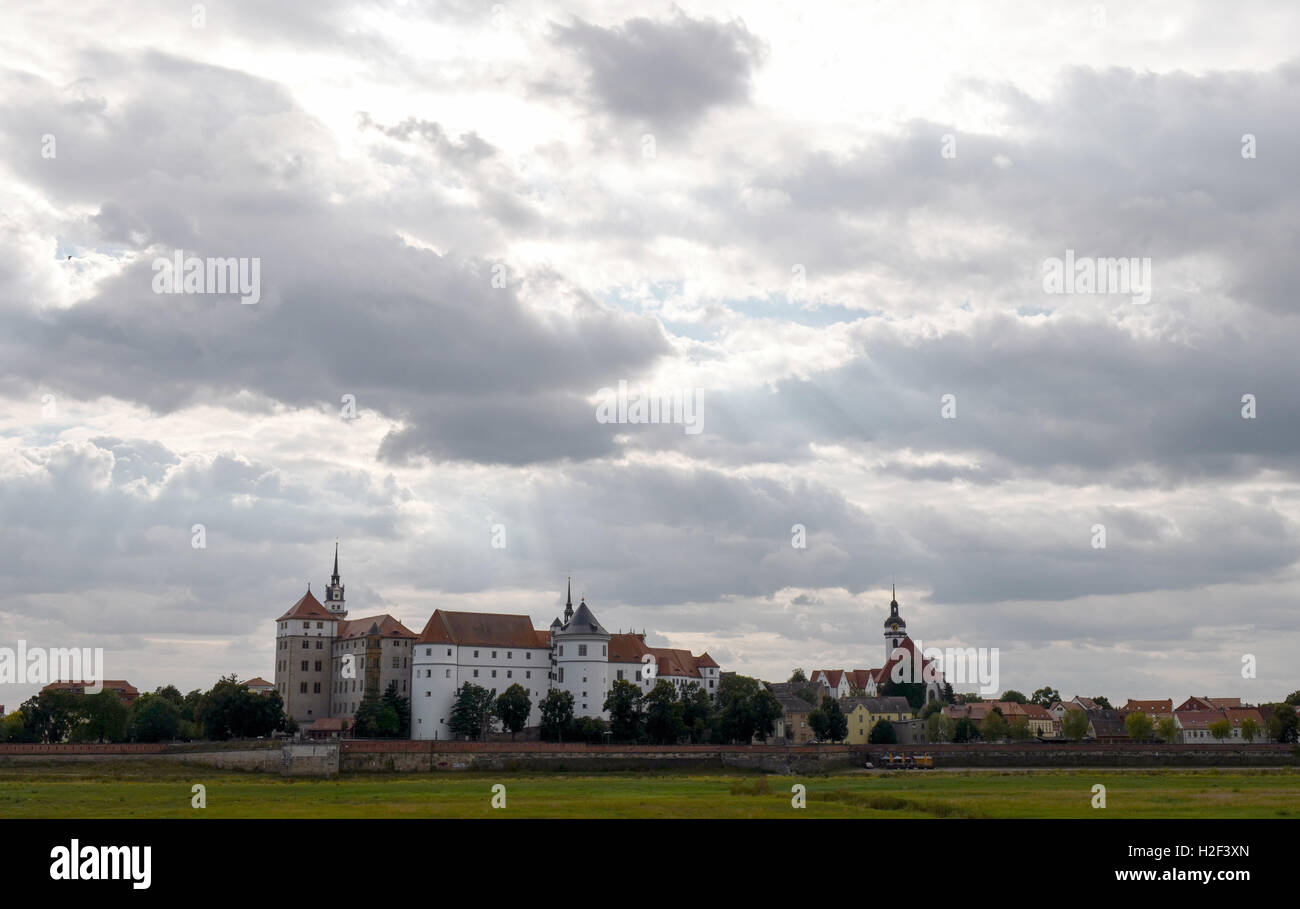 Torgau, Allemagne. Août 22, 2016. Vue sur le château de Hartenfels à Torgau, Allemagne, 22 août 2016. L'église du château à l'intérieur du château fut consacrée par Martin Luther en 1544 comme la première église protestante. PHOTO : PETER ENDIG/dpa/Alamy Live News Banque D'Images