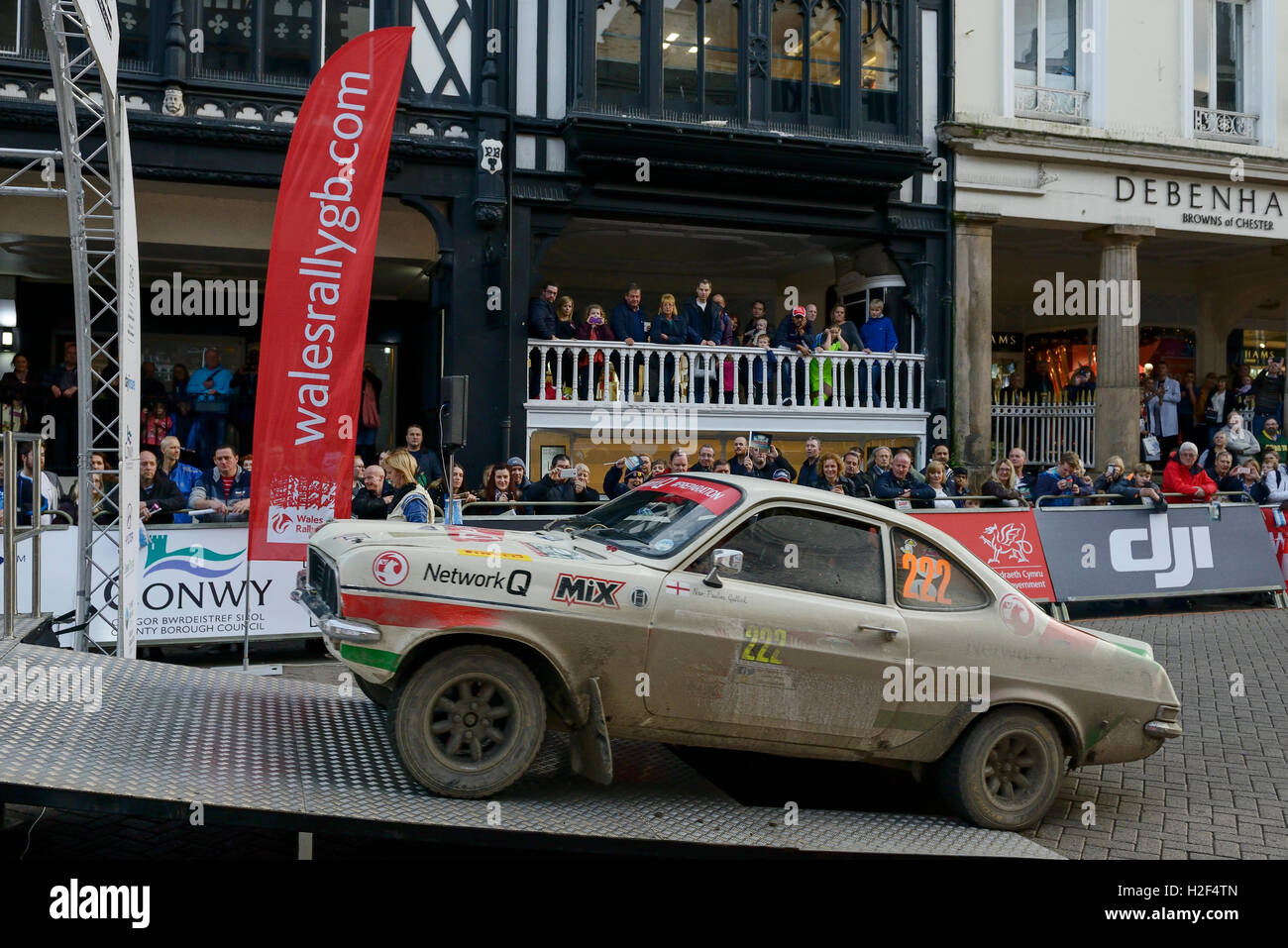 Chester, Royaume-Uni. 28 octobre, 2016. Wales Rally GB. À la fin de la première journée, Jimmy McRae au volant d'une Vauxhall Magnum sur le Rallye National WRGB durs par Chester City Centre. Crédit : Andrew Paterson/Alamy Live News Banque D'Images