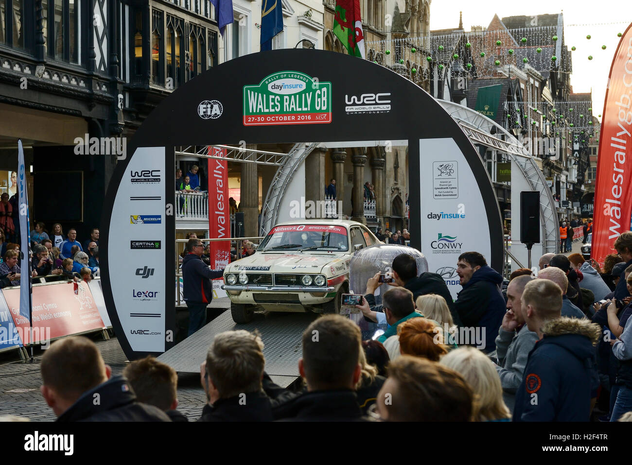Chester, Royaume-Uni. 28 octobre, 2016. Wales Rally GB. À la fin de la première journée, Jimmy McRae au volant d'une Vauxhall Magnum sur le Rallye National WRGB durs par Chester City Centre. Crédit : Andrew Paterson/Alamy Live News Banque D'Images