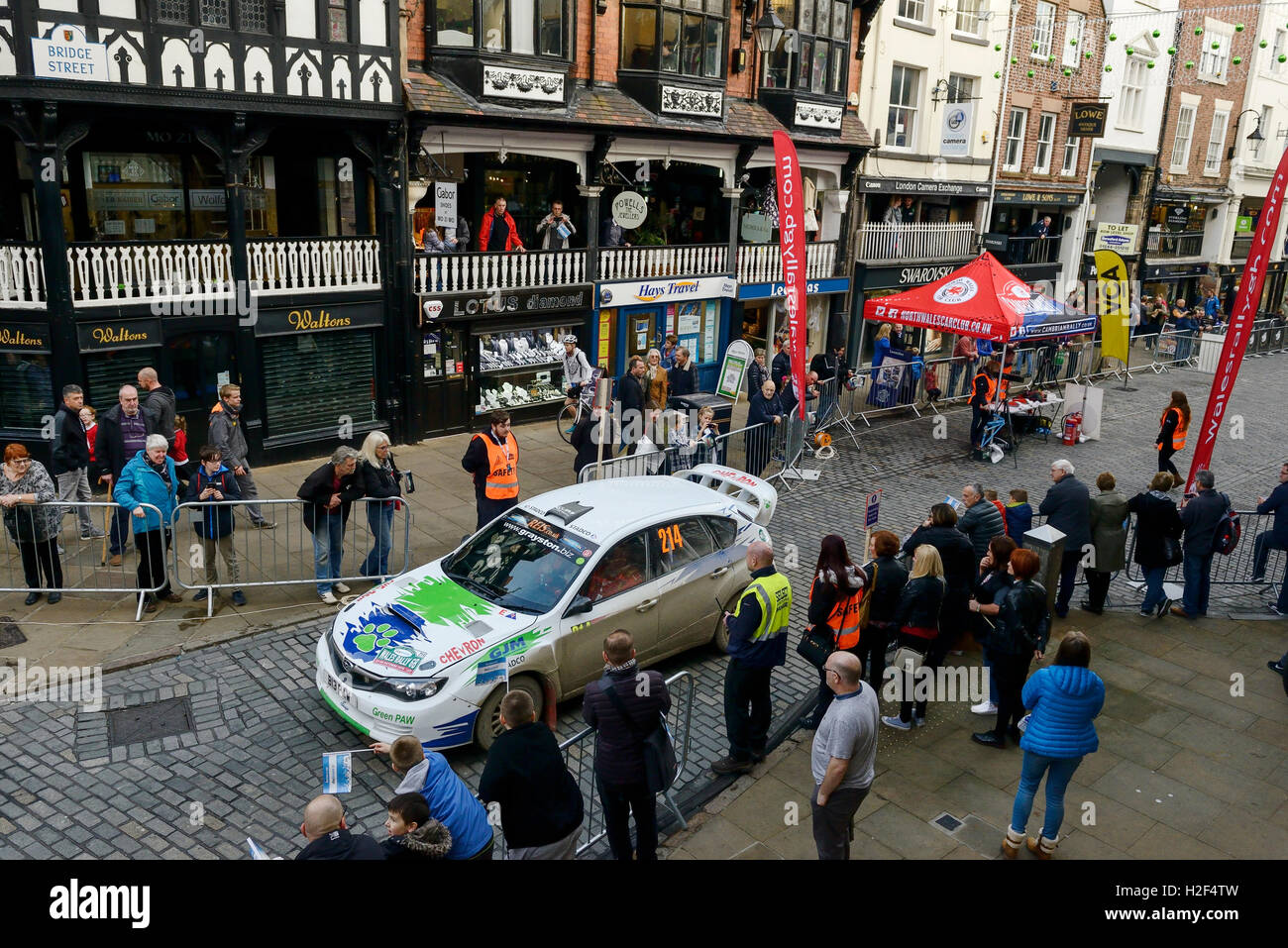 Chester, Royaume-Uni. 28 octobre, 2016. Wales Rally GB. À la fin de la première journée, Paul Walker au volant d'une Subaru Impreza sur le Rallye National WRGB durs par Chester City Centre. Crédit : Andrew Paterson/Alamy Live News Banque D'Images