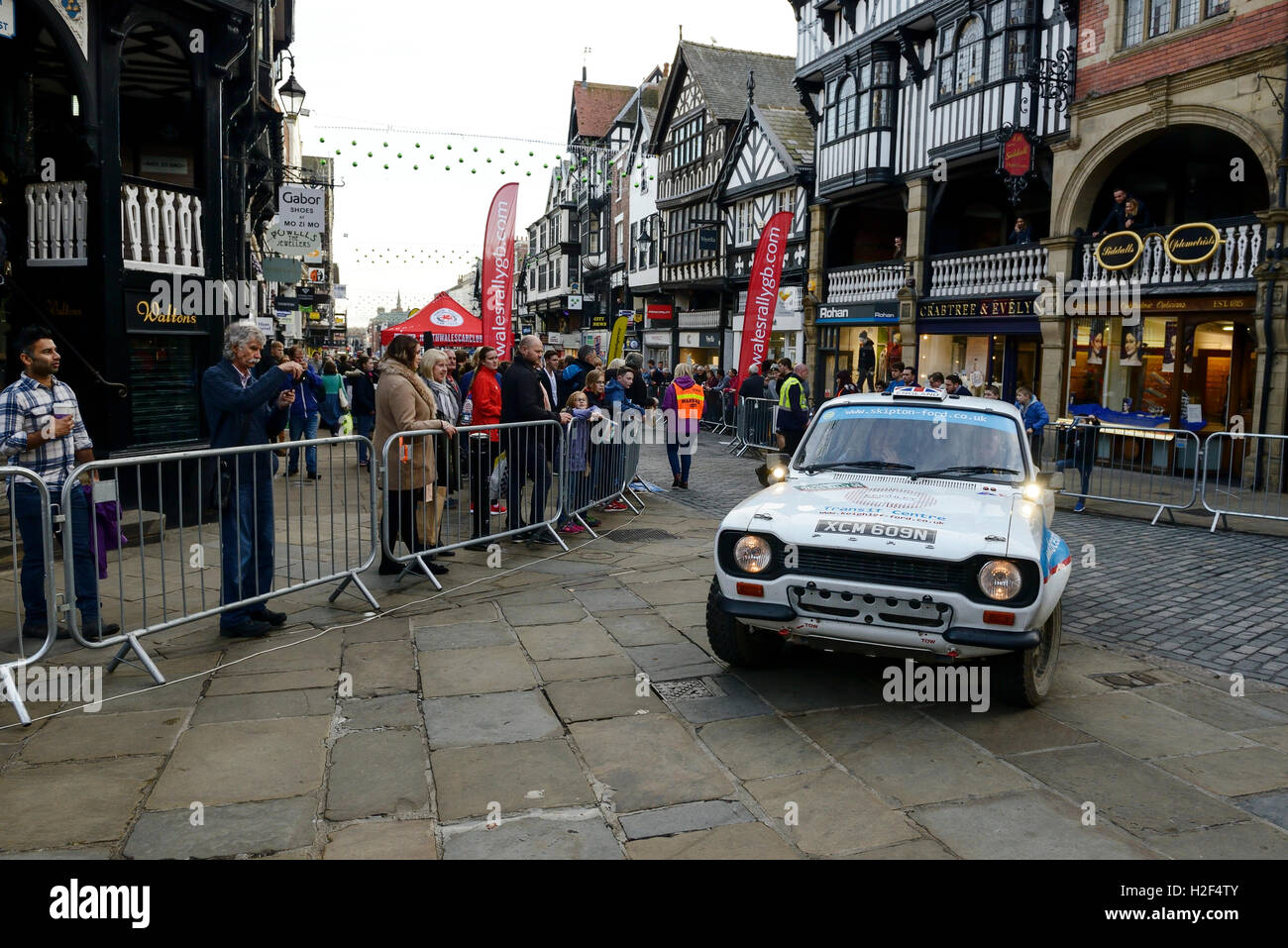 Chester, Royaume-Uni. 28 octobre, 2016. Wales Rally GB. À la fin de la première journée, une voiture en compétition dans le Rallye National WRGB durs par Chester City Centre. Crédit : Andrew Paterson/Alamy Live News Banque D'Images