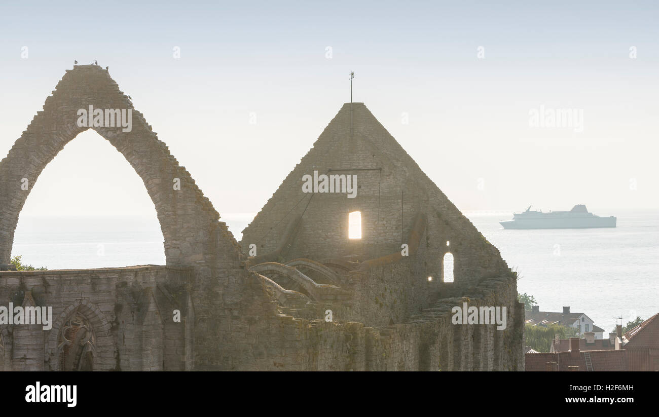 Église Saint Katarina ruine et un ferry à l'extérieur de la côte de Visby, Gotland, Suède. La Scandinavie. Banque D'Images