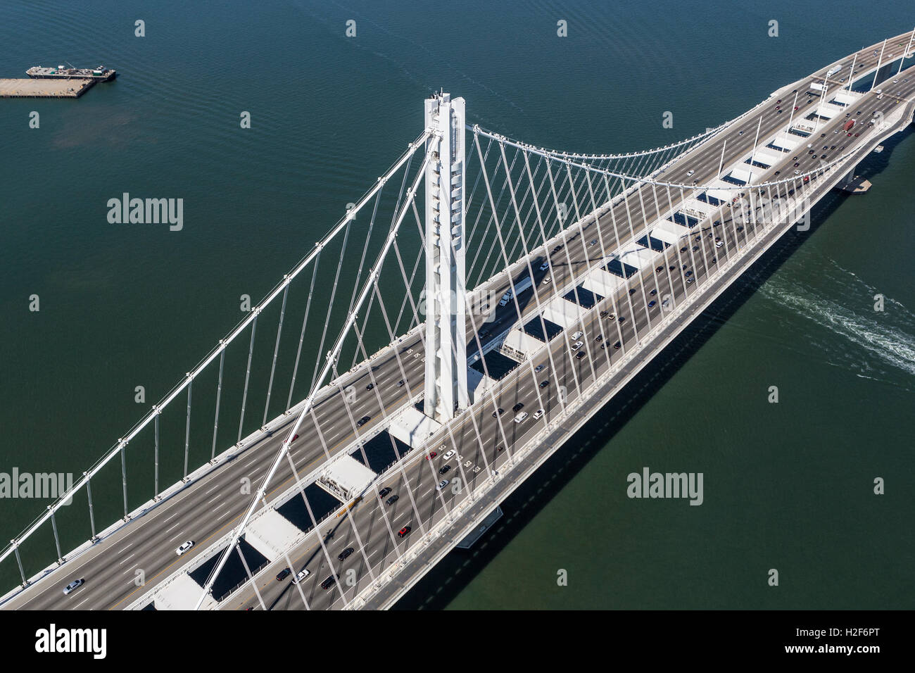 Vue aérienne de la San Francisco à Oakland Bay Bridge tour de suspension. Banque D'Images