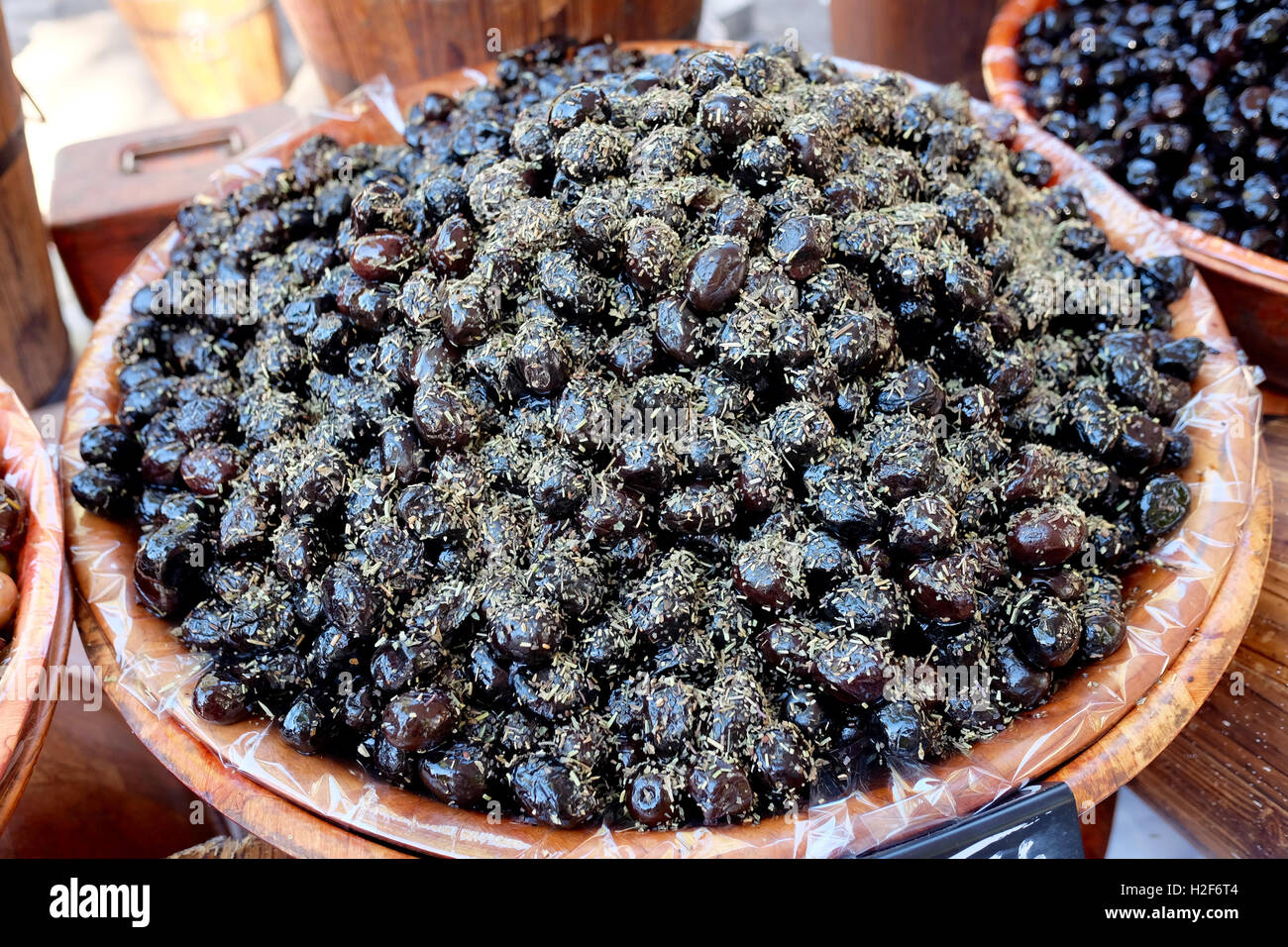 Olives pour vendre au marché local Banque D'Images