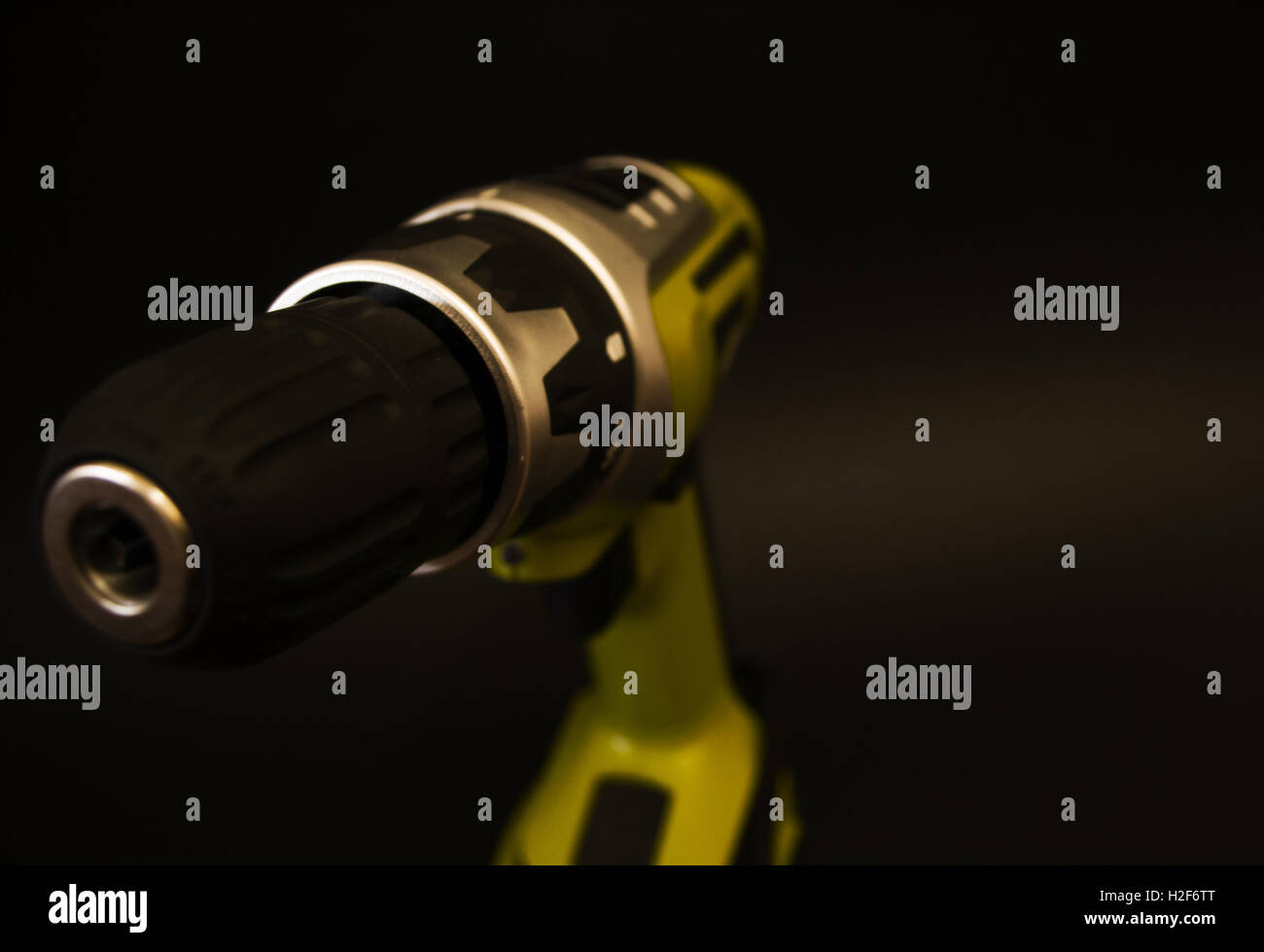 Outil de perçage vert image avec fond blanc. Outil perceuse à piles Banque D'Images