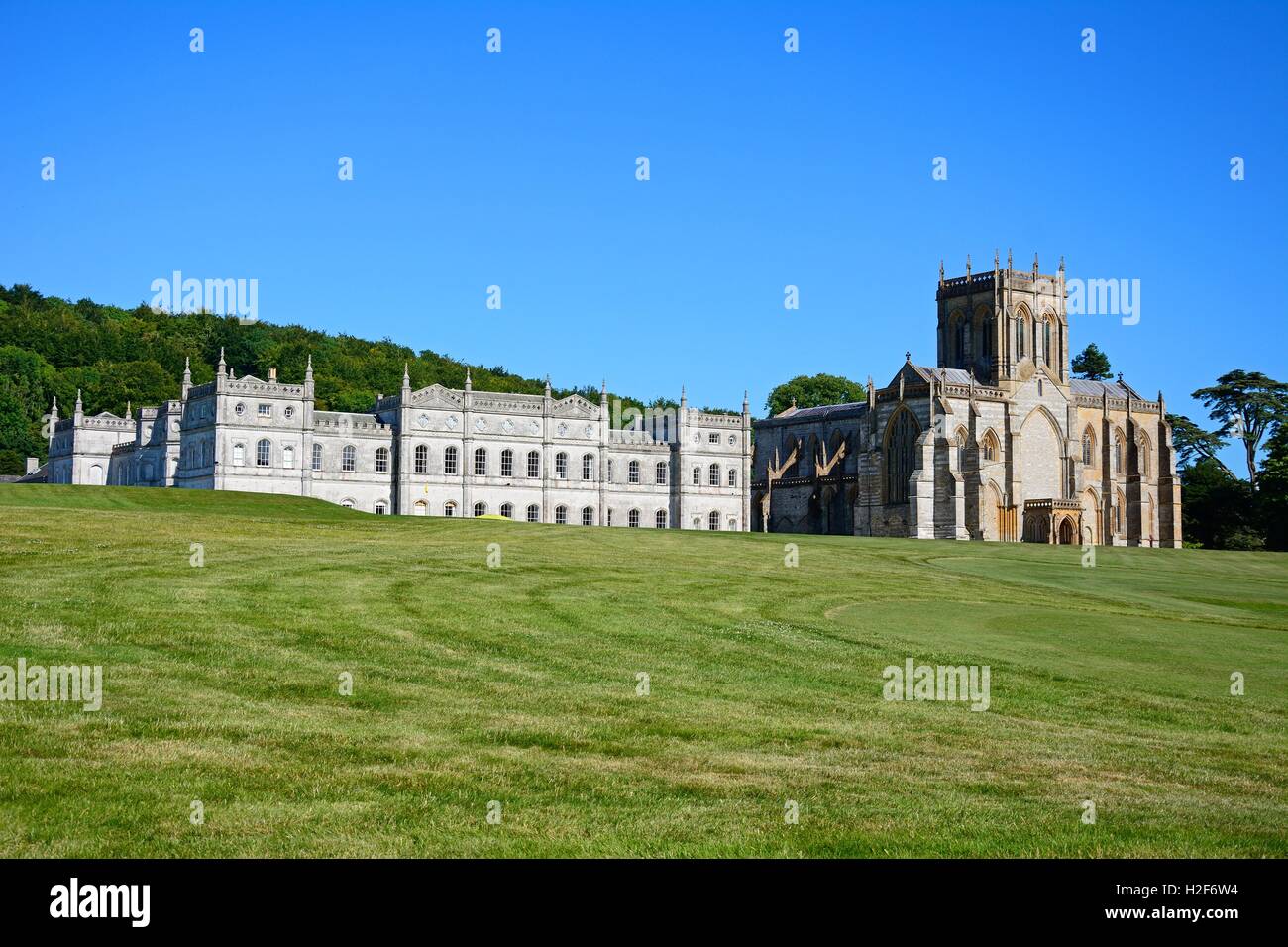 Voir l'église abbatiale de Milton et de l'école, Milton Abbas, Dorset, Angleterre, Royaume-Uni, Europe de l'Ouest. Banque D'Images
