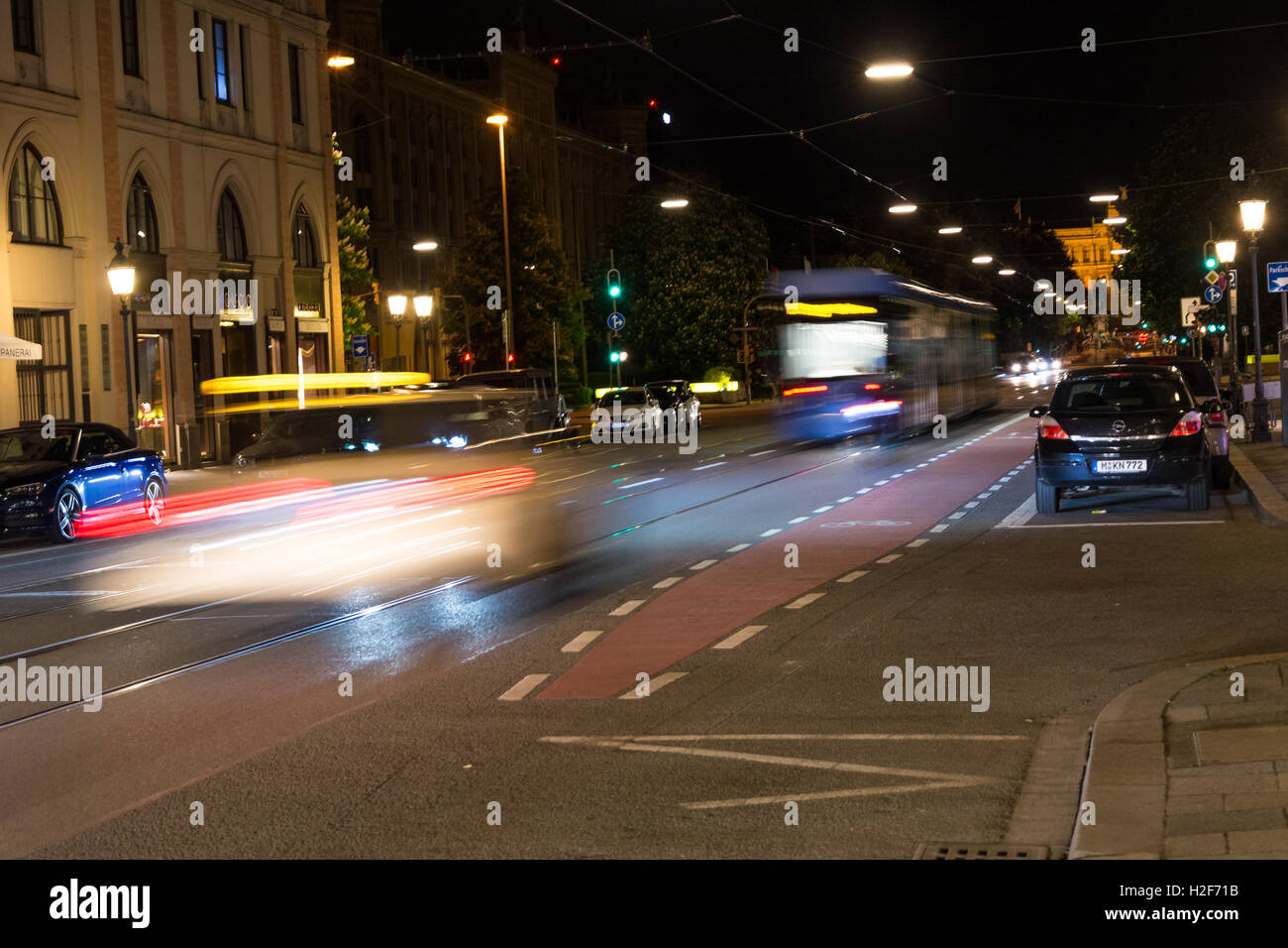 MUNICH, ALLEMAGNE - Mai 16, 2016, : nuit à Munich, Allemagne centre-ville. Motion blurred trams et la circulation automobile. Banque D'Images