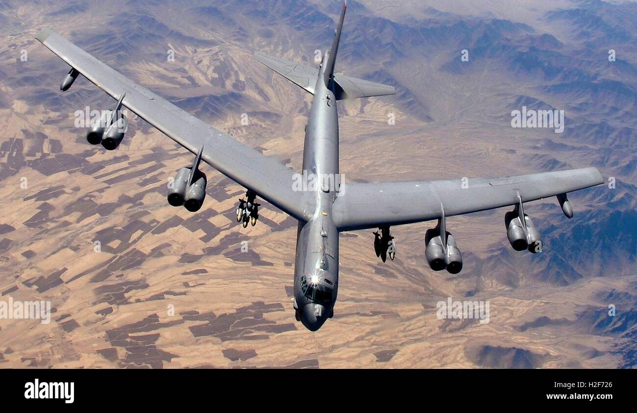 L'US Air Force UN B-52H Stratofortress bombardier stratégique survole le désert le 9 février 2006 en Afghanistan. Banque D'Images