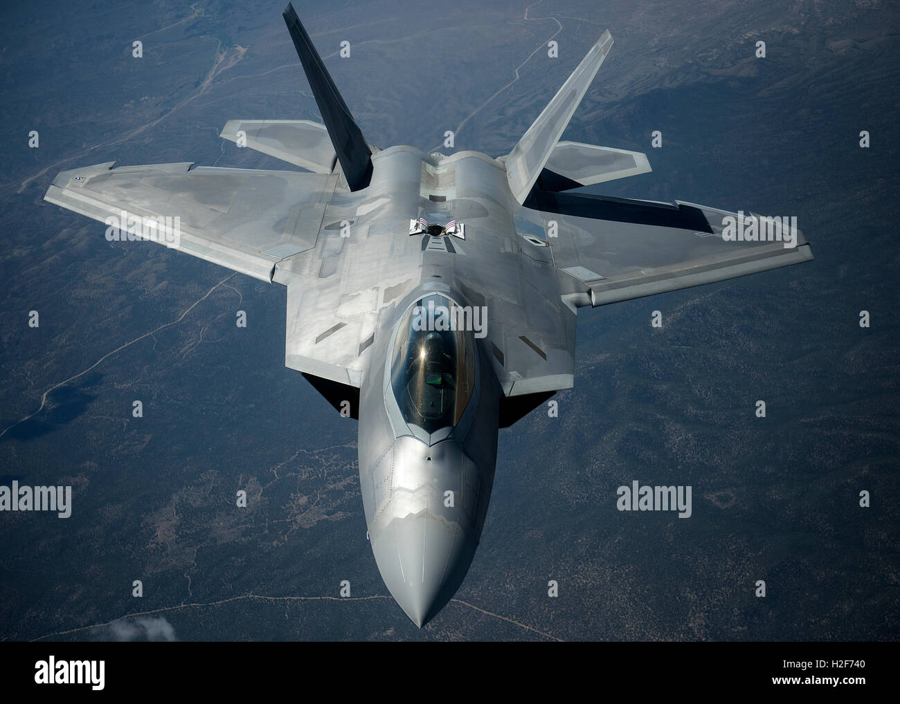 Un U.S. Air Force F-22 Raptor stealth fighter, avion vole au cours de l'exercice Red Flag à Nellis Air Force Base le 18 juillet 2016 dans le Nevada. Banque D'Images