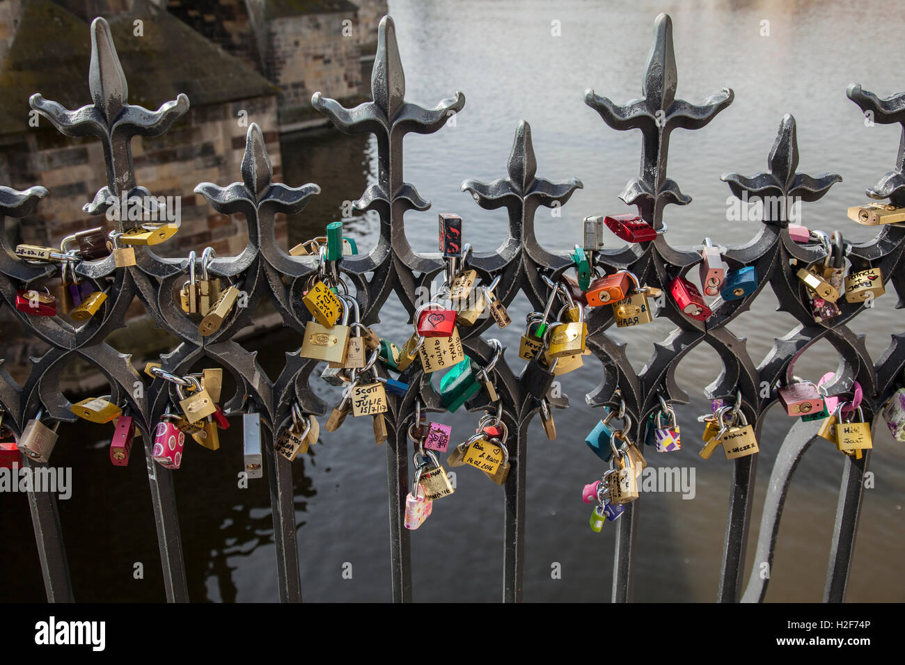 L'amour des verrous sur les rails à côté du pont Charles Prague Banque D'Images