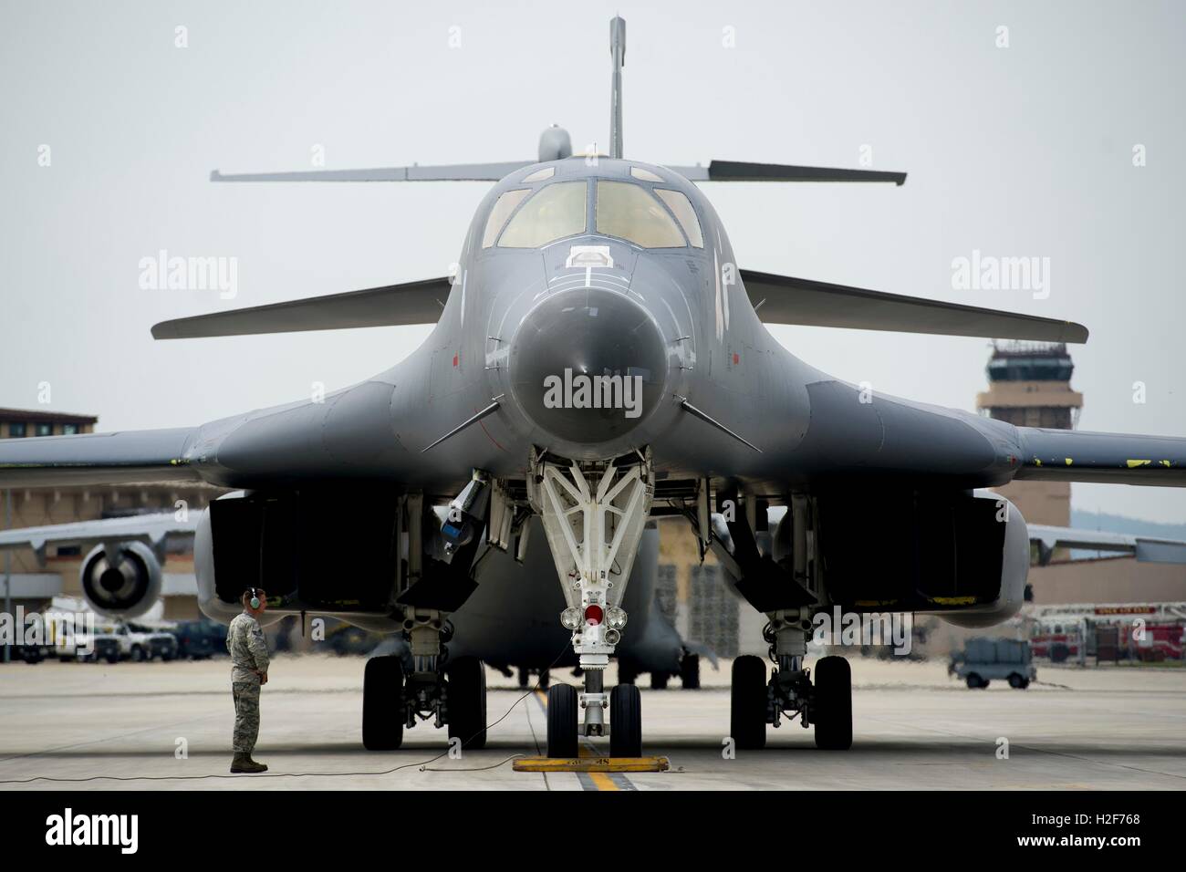 U.S. Air Force les soldats travaillent sur un B-1B Lancer bombardier furtif avion après son atterrissage à l'Osan Air Force Base, le 21 septembre 2016 à Osan, en Corée du Sud. Banque D'Images