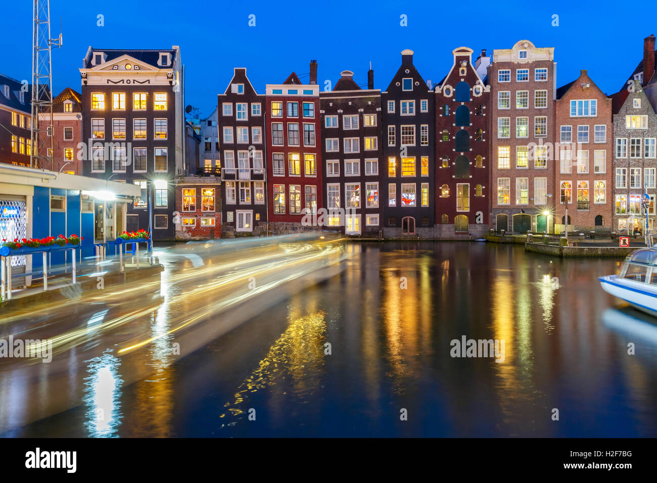 Nuit dansant maisons à Amsterdam, Pays-Bas. Banque D'Images