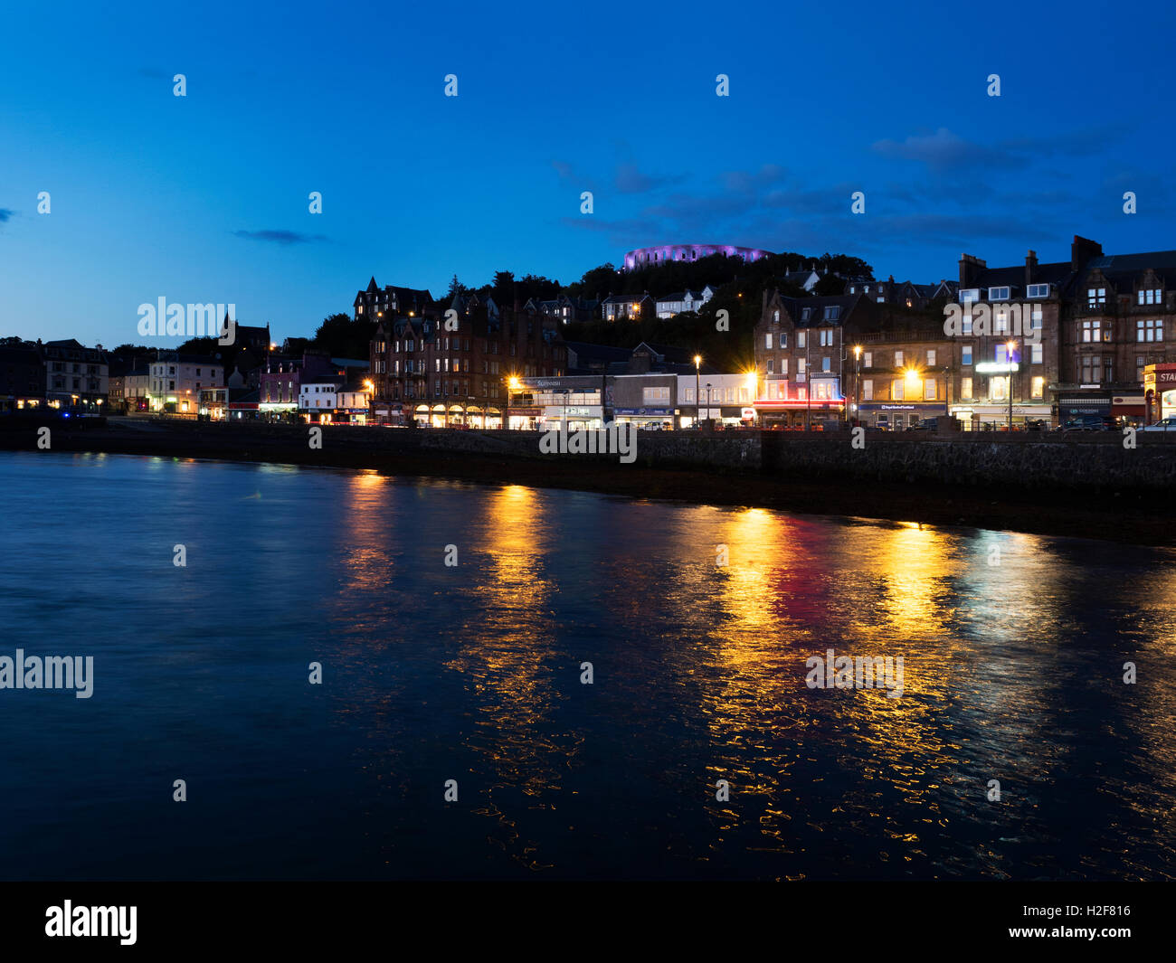 Courts de McCaigs Tower sur le front de mer au crépuscule Oban Argyll and Bute, Ecosse Banque D'Images