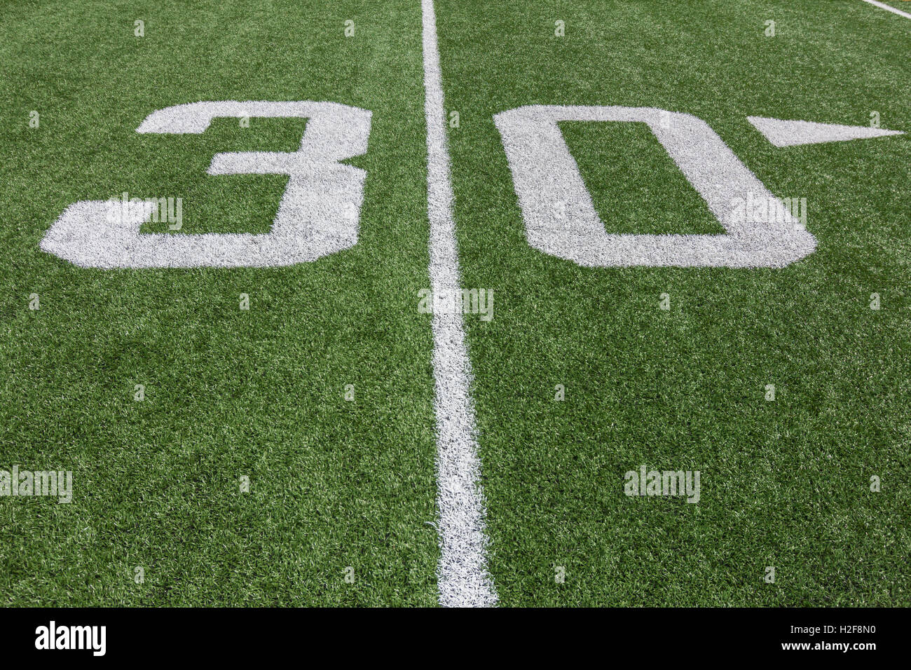 Le Yardage marqueurs sur un terrain de football. Banque D'Images