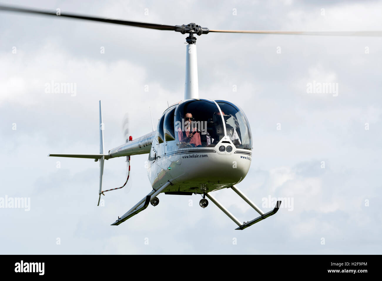 Robinson R44 Raven II (hélicoptère G-CGNE) à l'Aérodrome de Wellesbourne, Royaume-Uni Banque D'Images
