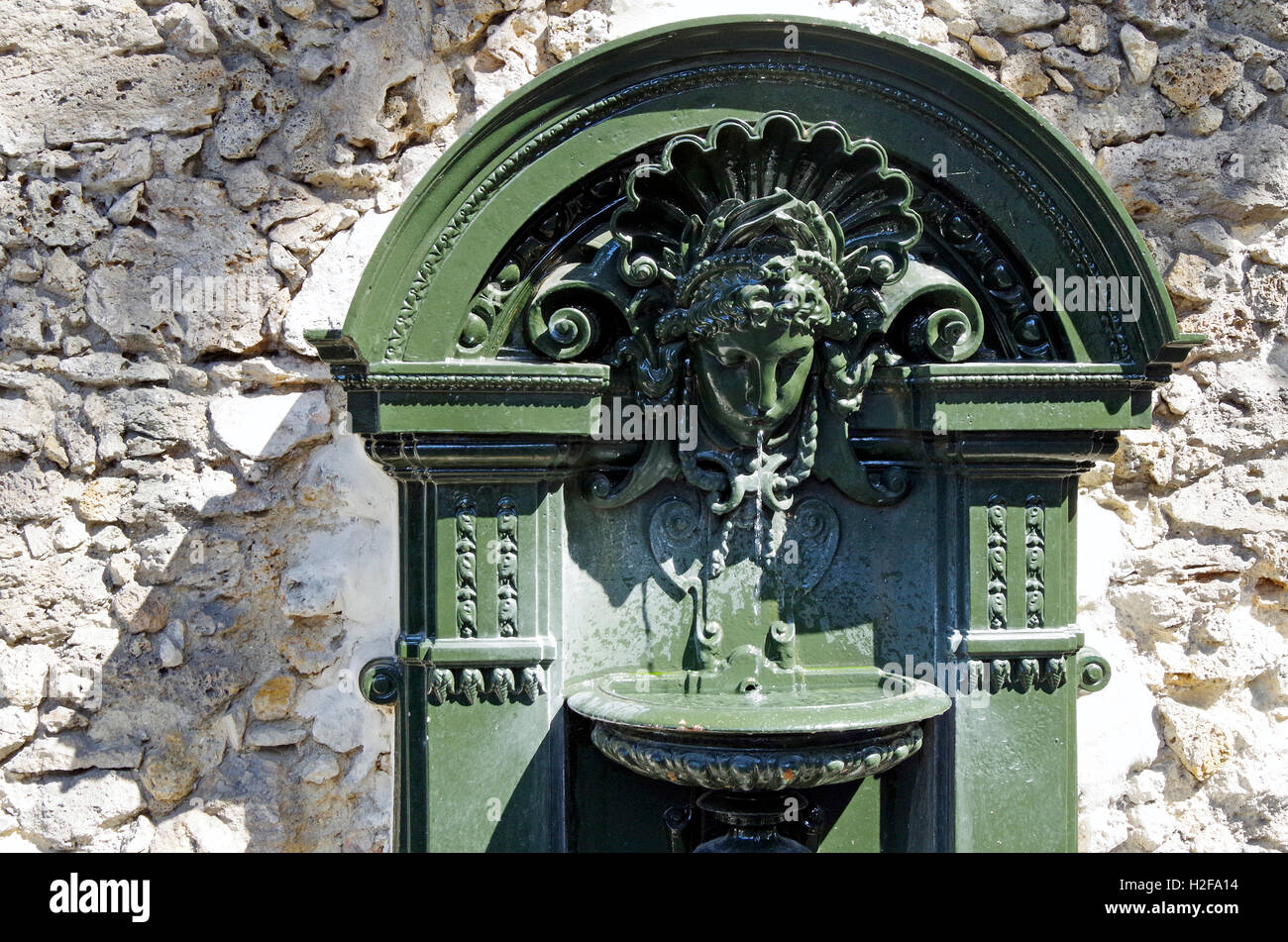 Paris France, vert la fonte fontaine d'eau potable Banque D'Images