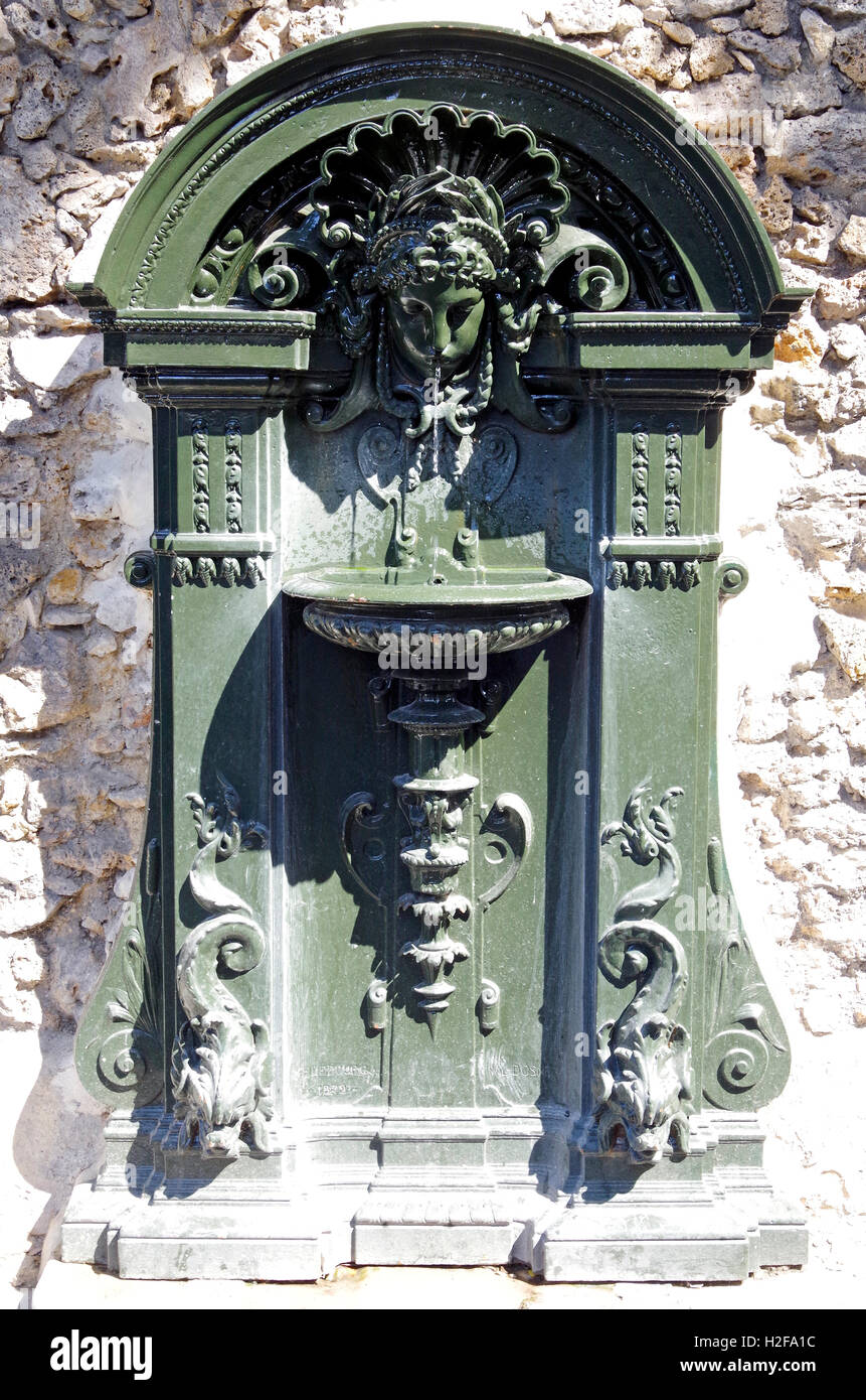 Paris France, vert la fonte fontaine d'eau potable Banque D'Images