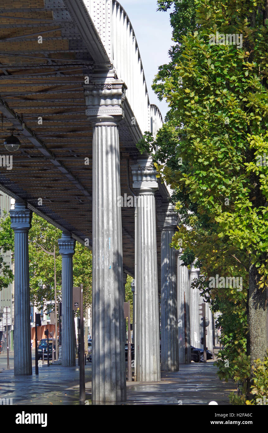 Paris, France, métro ligne 6, sous la partie surélevée Banque D'Images