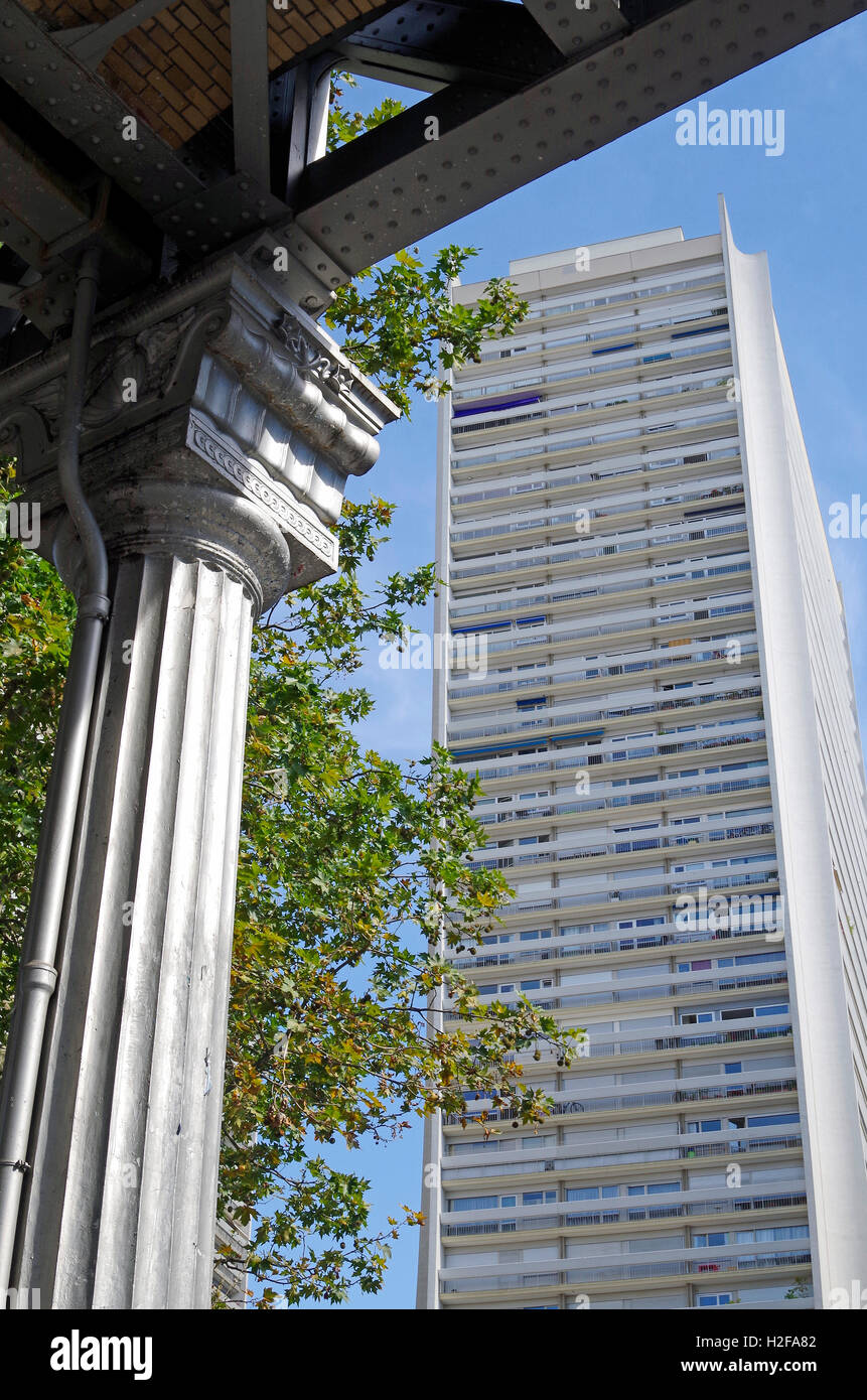 Paris, France, métro ligne 6, sous la partie surélevée Banque D'Images