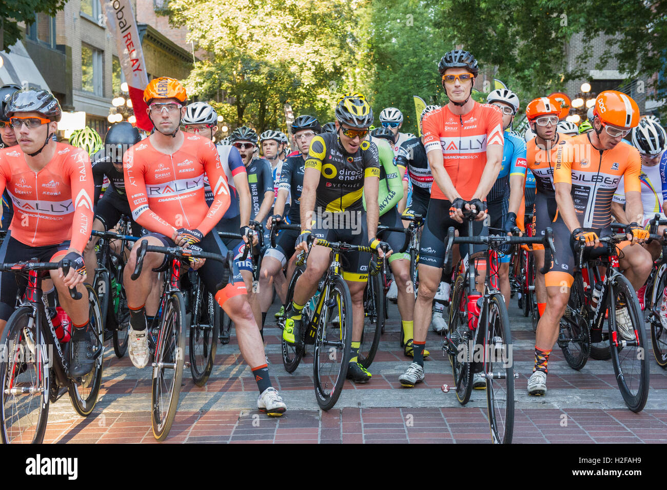 Les cyclistes s'aligner sur la ligne de départ, pour le Gastown Grand Prix Race Street, Vancouver (Colombie-Britannique). Banque D'Images