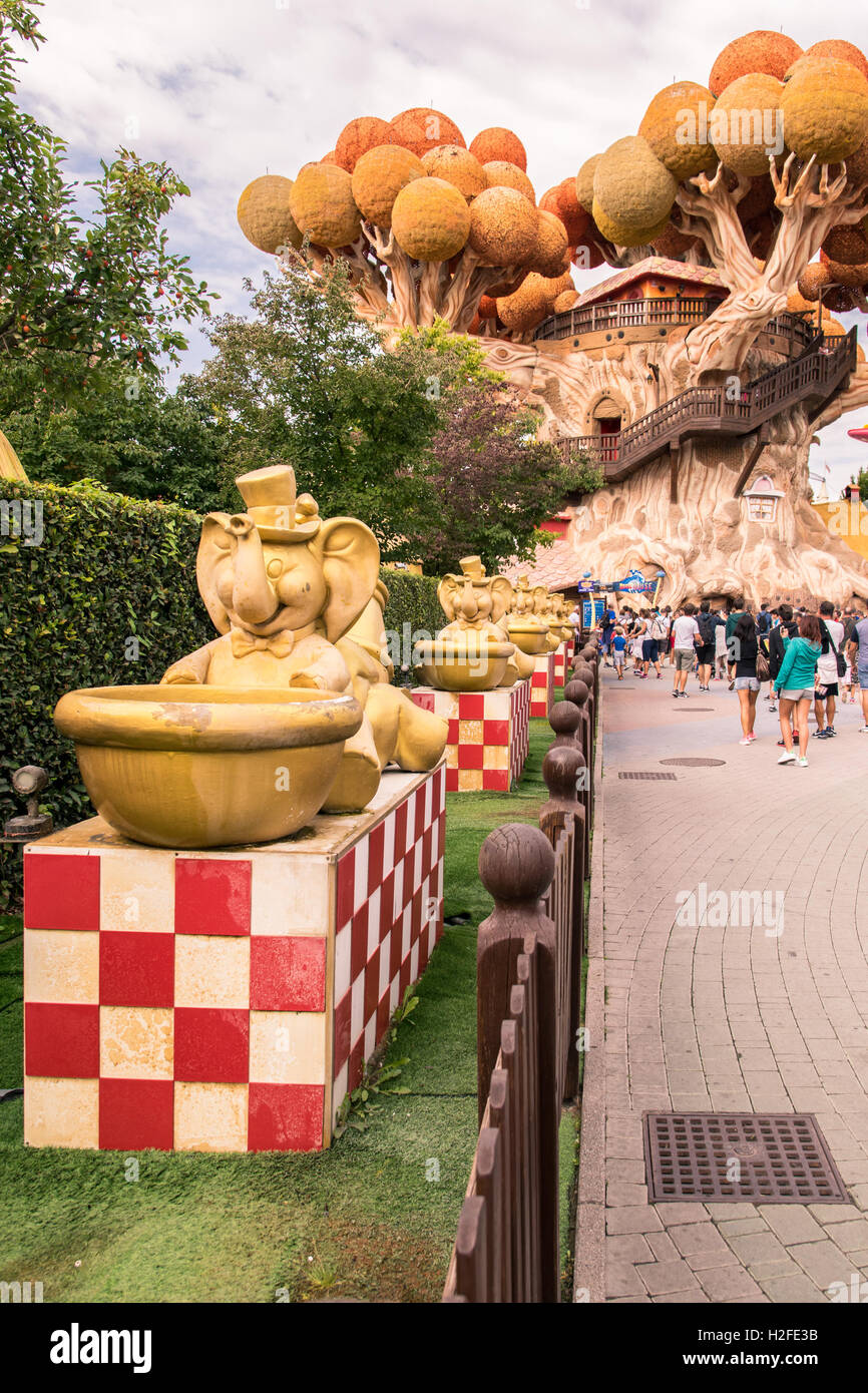 Castelnuovo del Garda, Italie - 8 septembre 2015 : le parc à thème Gardaland à Castelnuovo del Garda, Italie. Trois millions de personnes vis Banque D'Images