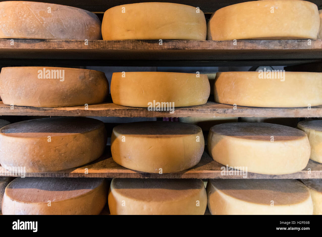 Chalet de montagne qui produit et vend des fromages faits maison. Banque D'Images