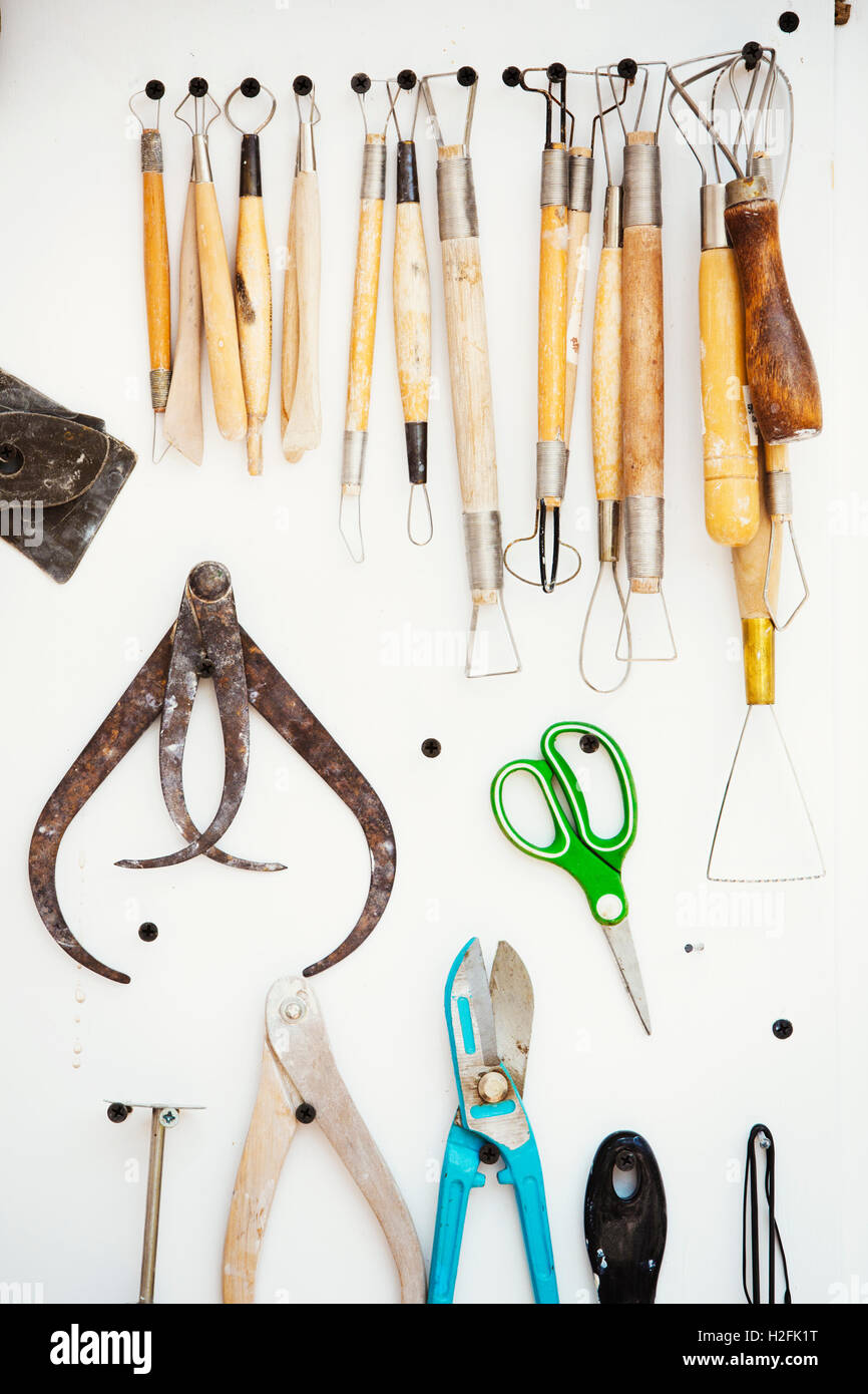 Un outil de sélection, avec des pinceaux, des outils à main et des pinces et outils shaing, étriers accroché au mur. Banque D'Images