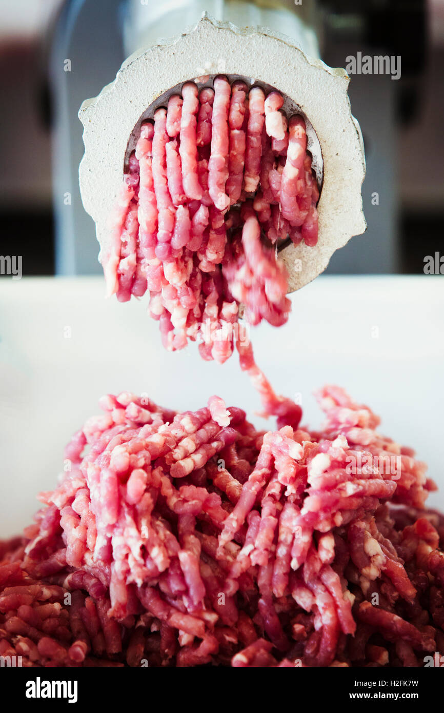 Close up de viandes provenant d'un hachoir à viande. Banque D'Images