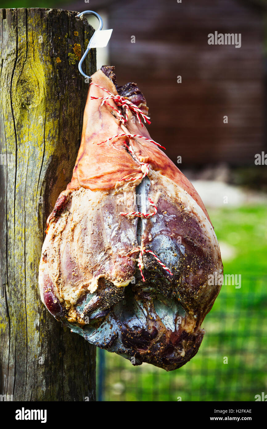 Close up d'un jambon de montagne accroché à une clôture en bois. Banque D'Images