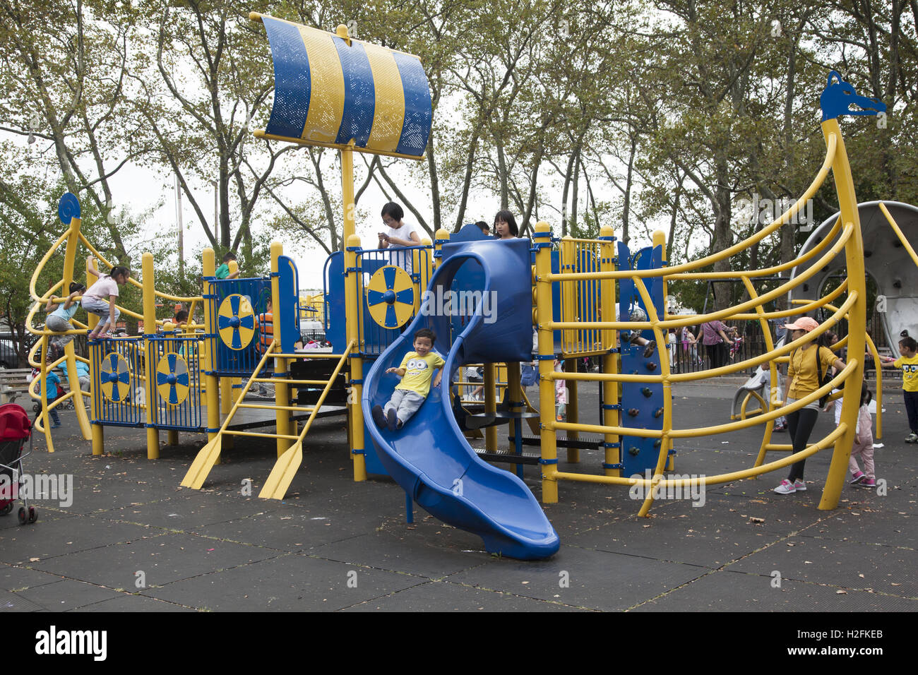Aire de jeux au parc avec Leif Erikson viking ship Jungle gym pour les enfants à Brooklyn, New York. Banque D'Images