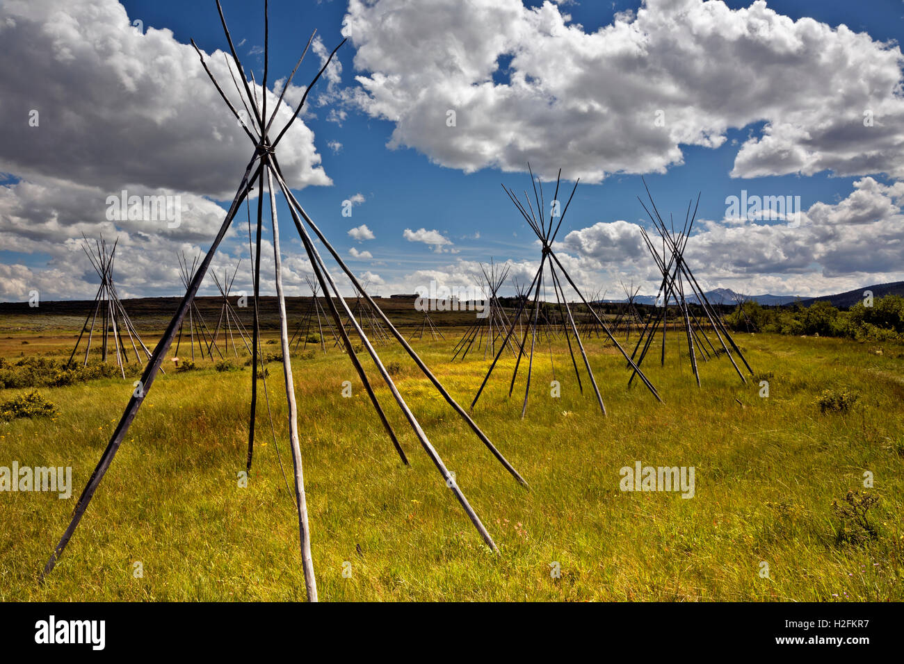 MONTANA- Ghost tipis, des poteaux debout pour marquer l'emplacement de l'endroit où les gens dormaient la nuit du massacre à grand trou. Banque D'Images