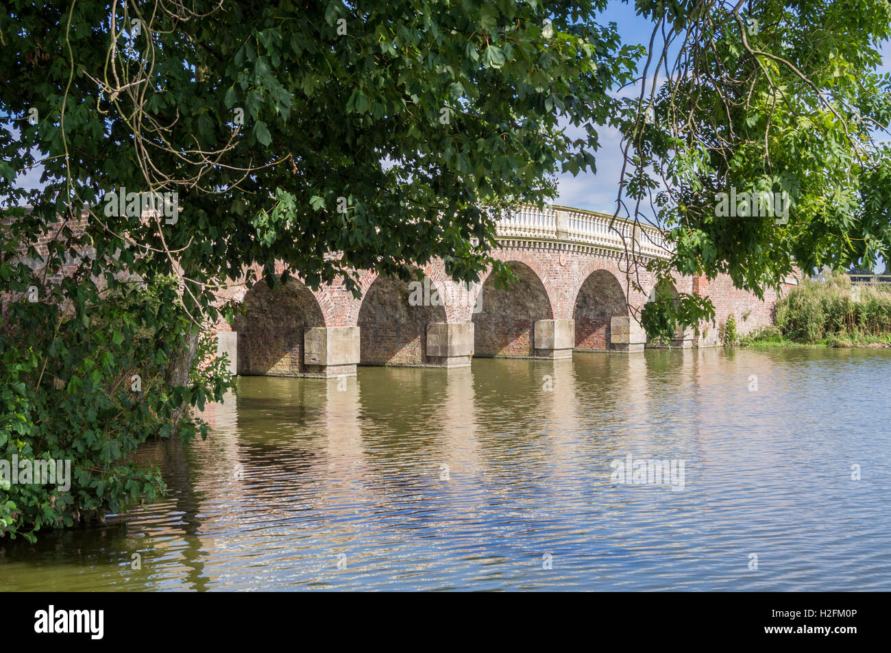 Pont barrage sur le lac par Lancelot 'Capability' Brown, 1782, Burton Constable Hall, Skirlaugh, East Riding, Yorkshire, Angleterre Banque D'Images