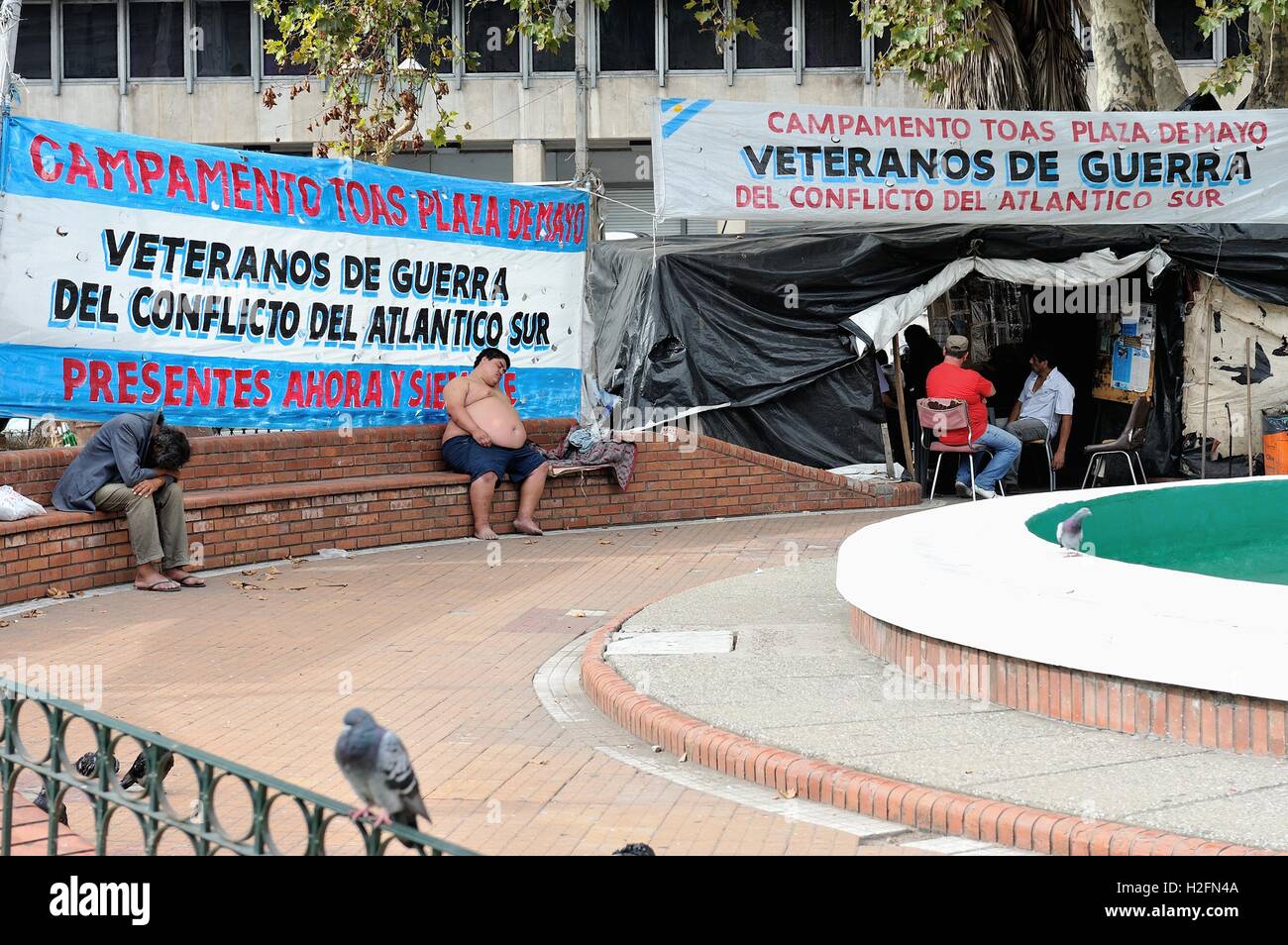 Les anciens combattants de la guerre des Malouines protester à Plaza de Mayo à Buenos Aires, Argentine en démonstration permanente. Banque D'Images