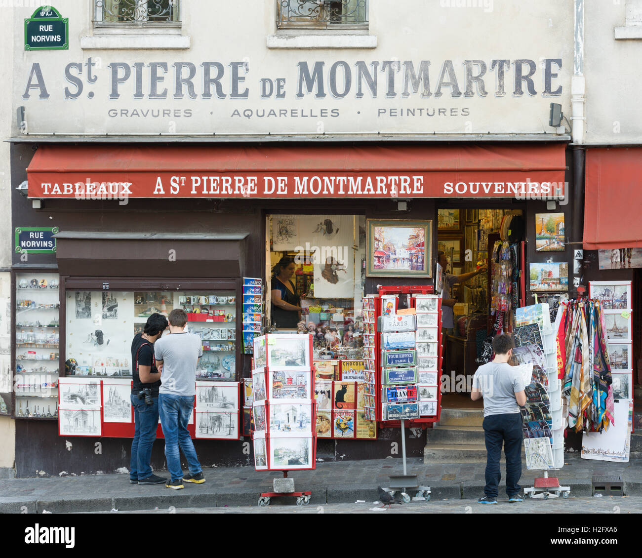 Boutique à Montmartre Paris vendre des photos et cartes postales pour les touristes Banque D'Images