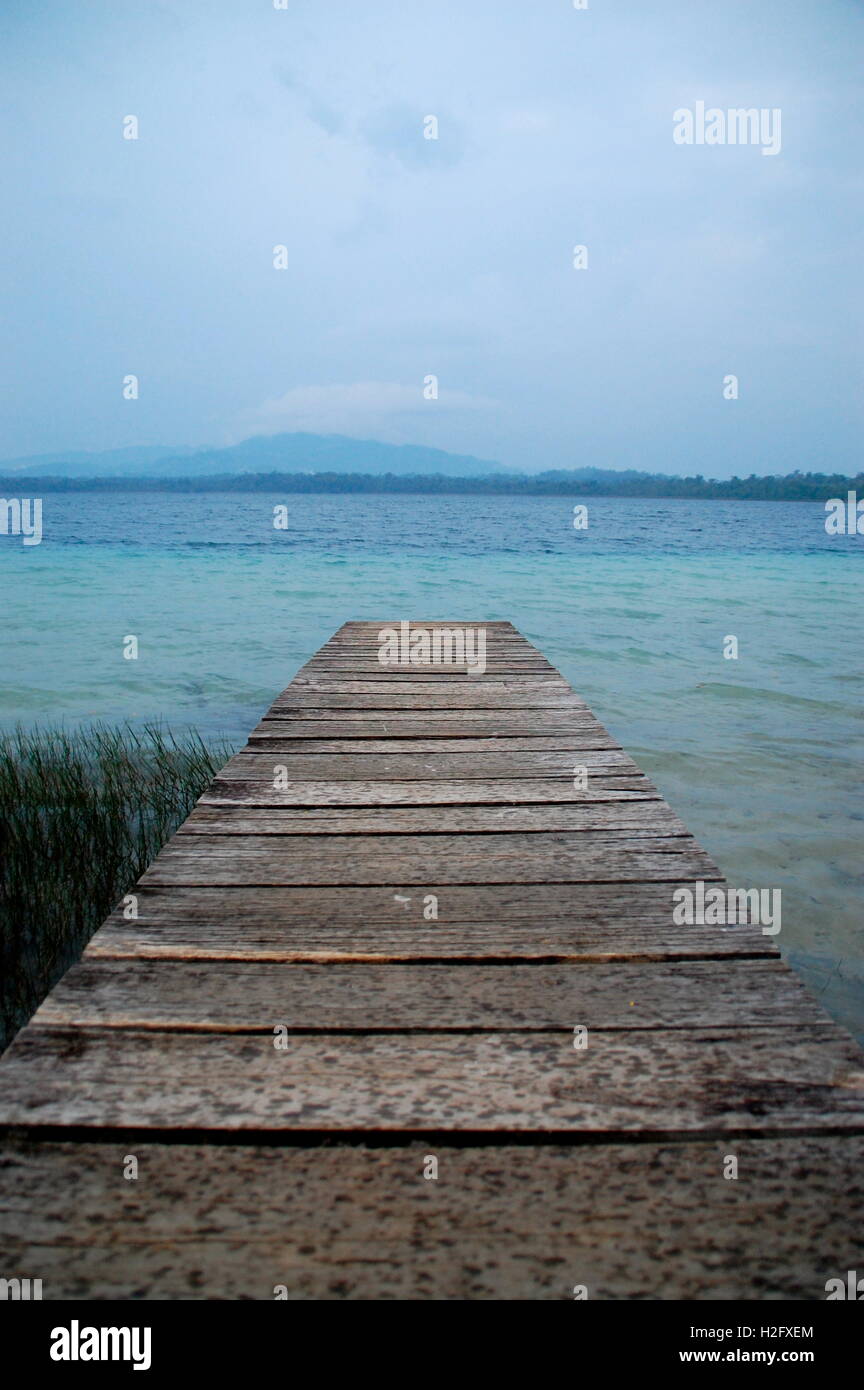 Jetée en bois sur le lac bleu Banque D'Images