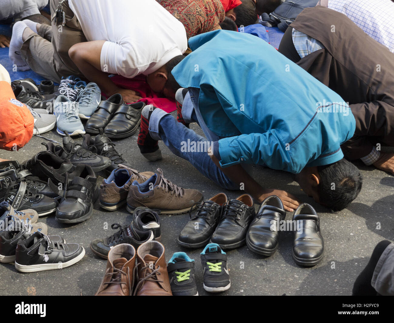 Les hommes priaient à American Muslim Day Parade à New York, 2016. Banque D'Images