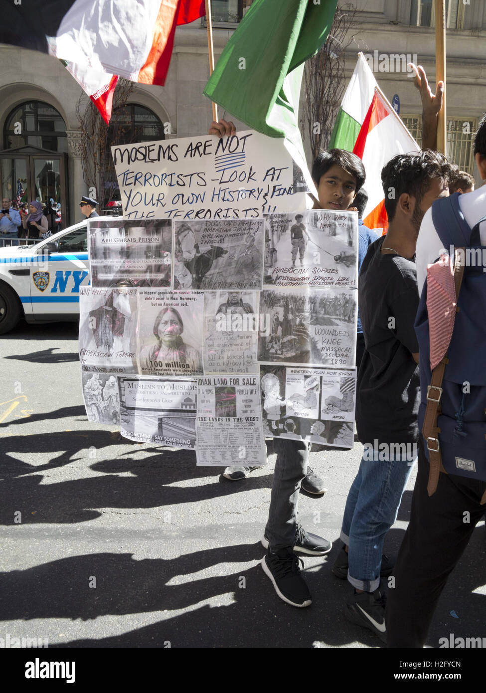 Manifestant à l'American Muslim Day Parade à New York, 2016. Jeune homme est titulaire signe controversé. Banque D'Images