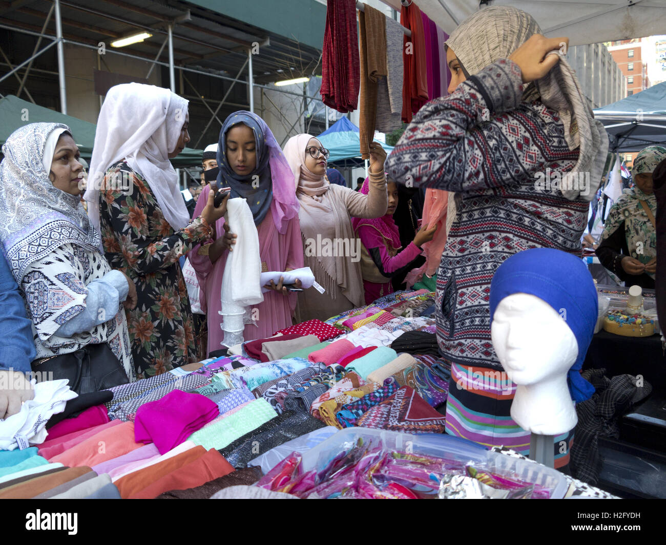 Shopping pour les femmes en hidjab Street juste à l'American Muslim Day Parade à New York, 2016. Banque D'Images