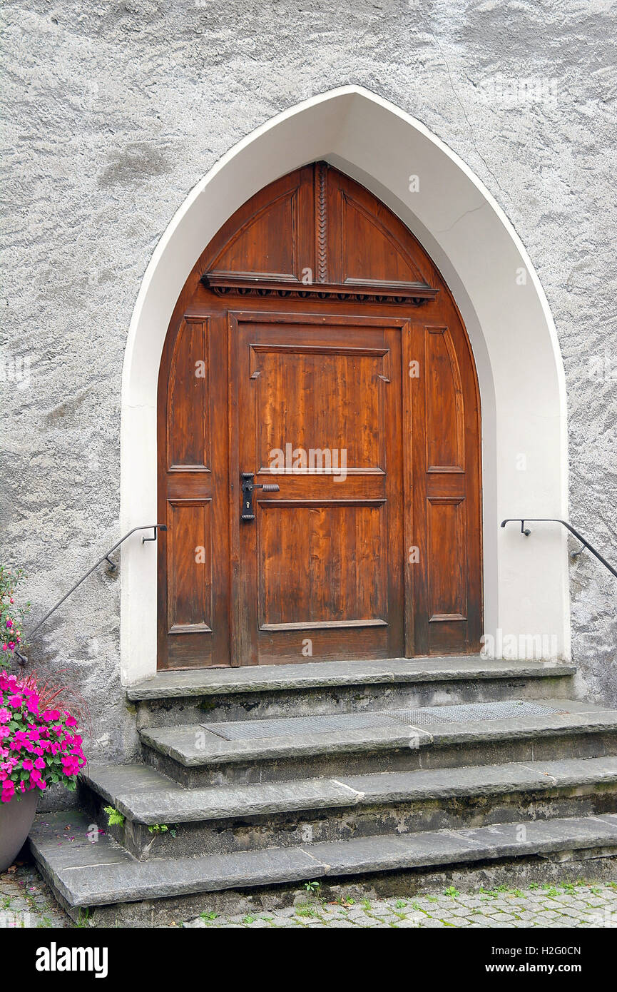 Vieille porte de bois de l'église avec impatiens en pot de fleurs Banque D'Images