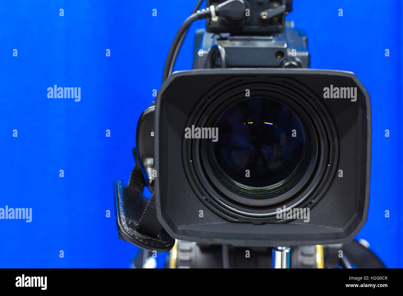 Close up avec lentille appareil photo sur écran bleu Banque D'Images