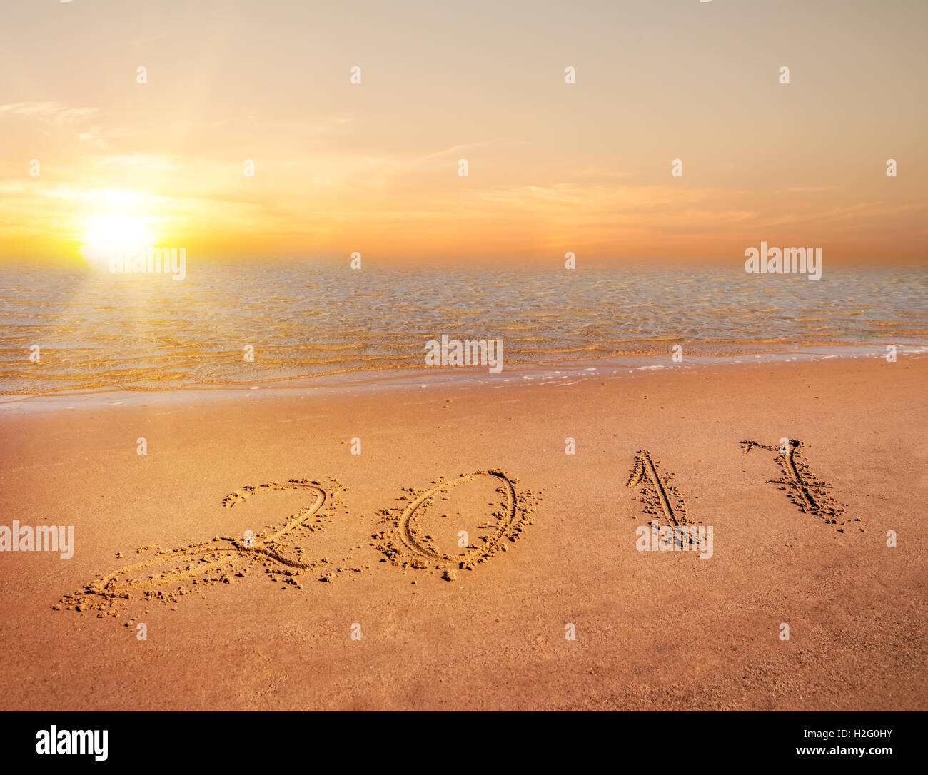 Nouvelle année 2017 des chiffres sur le sable de la plage de l'océan Banque D'Images