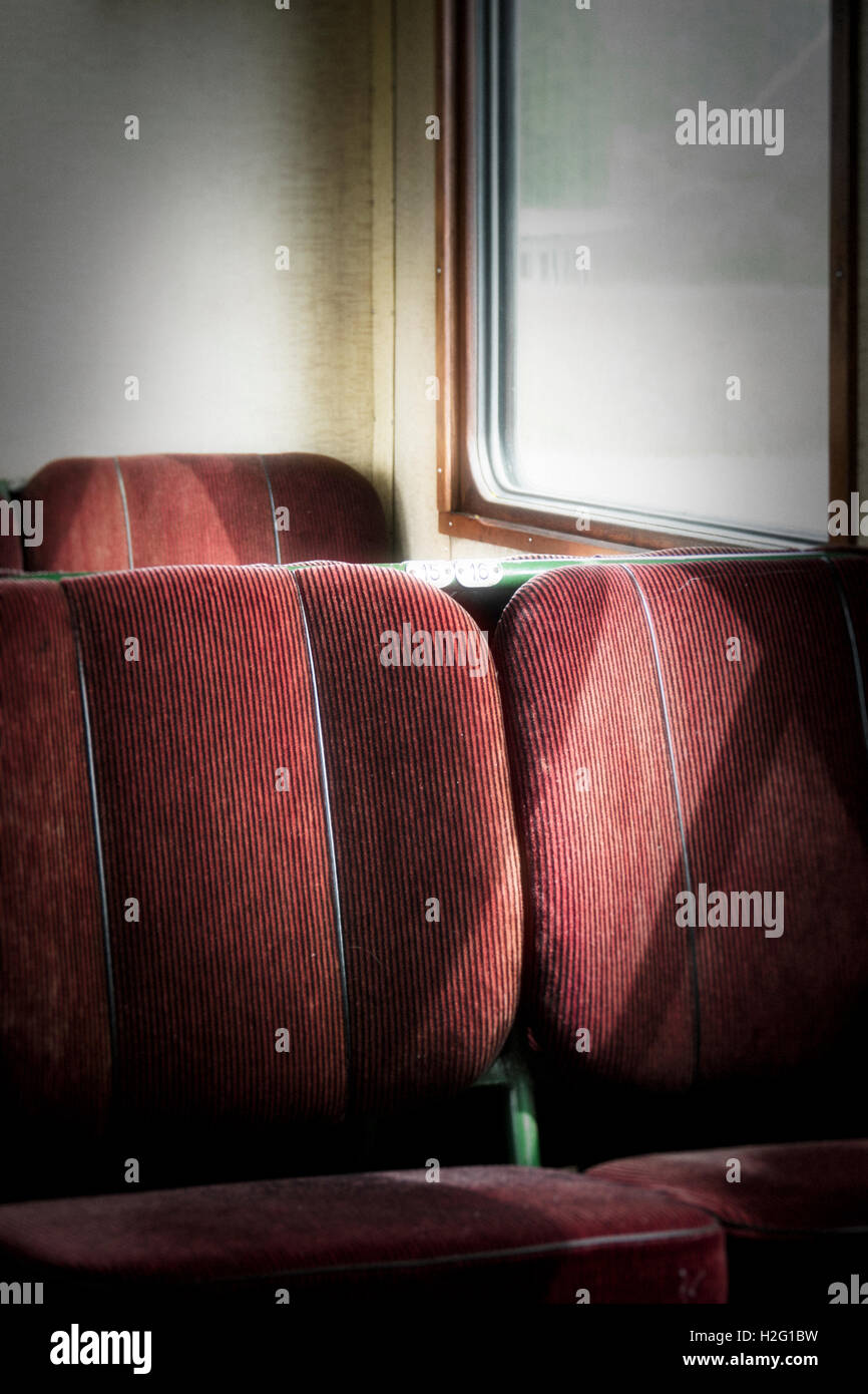 Des sièges vides dans ancienne rétro wagon. Vintage transport. Banque D'Images