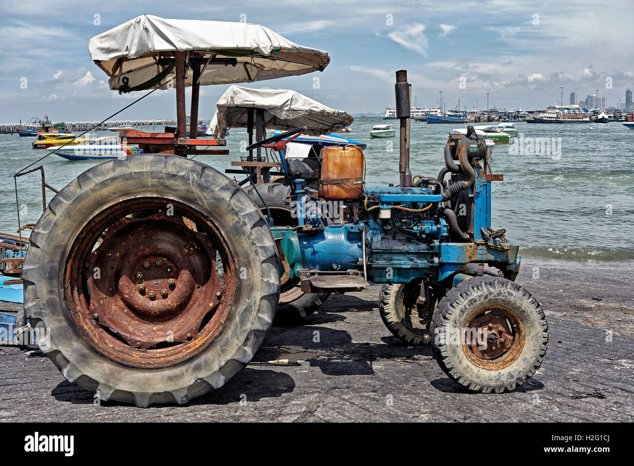 Les conduites de carburant du tracteur avec la Thaïlande et électriques adaptés pour permettre l'utilisation comme bateau dépose de l'eau. Banque D'Images