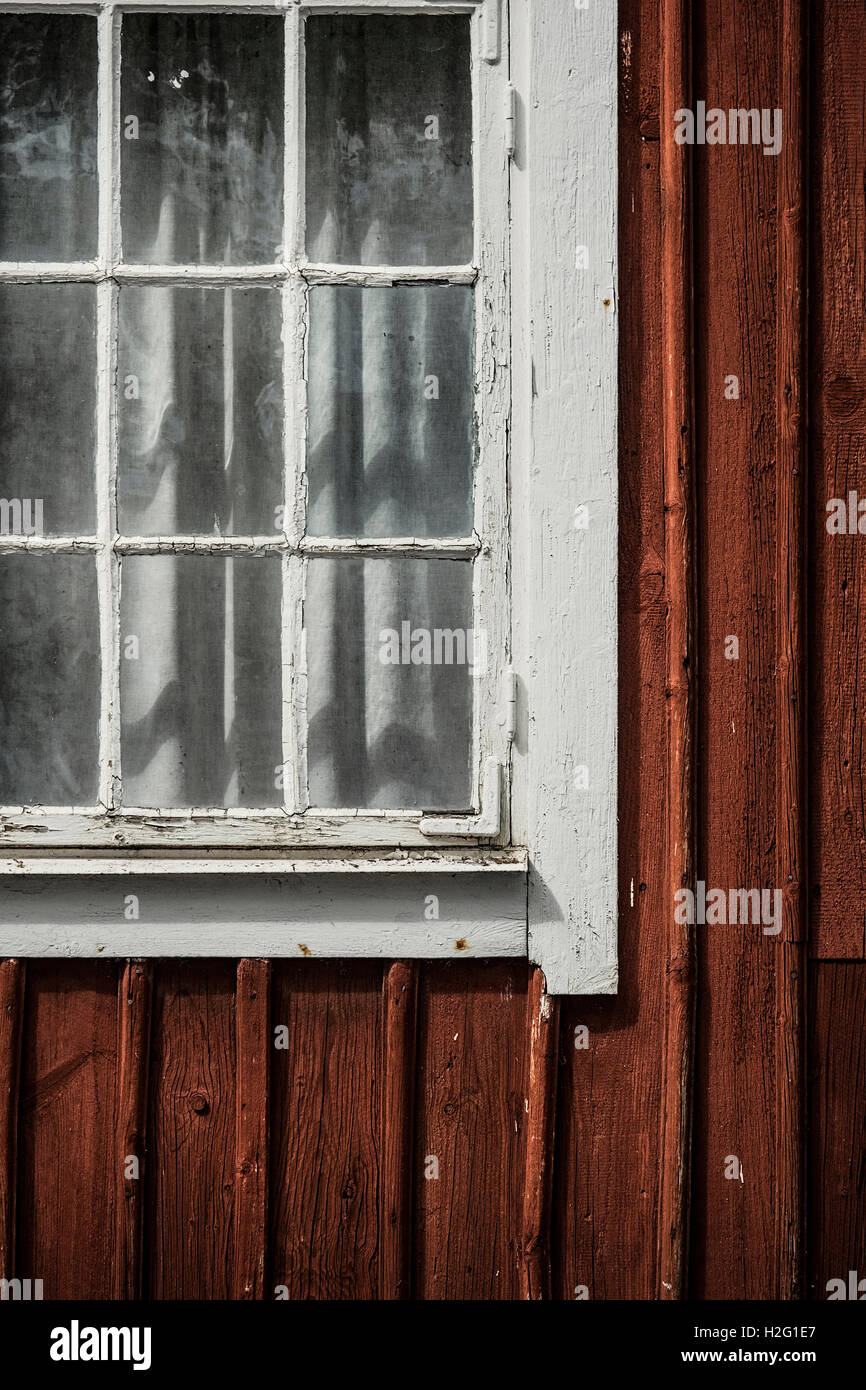 De fenêtre rouge. Vieux bâtiment extérieur, la Suède. Banque D'Images