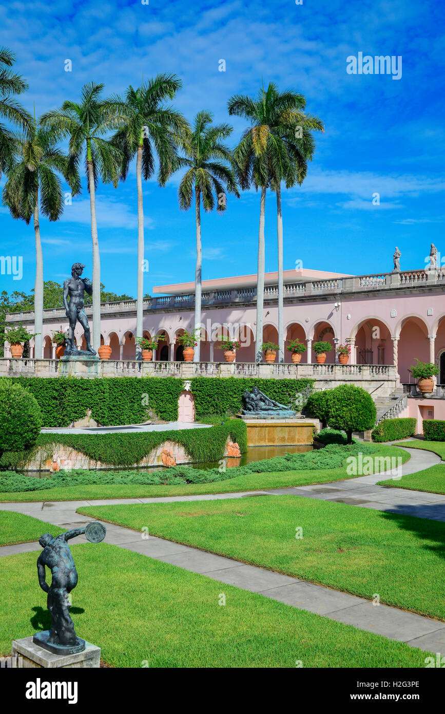 Statut de David donne sur le style gothique vénitien opulent portique Rose gardens, Ringling Museum of Art de Sarasota FL Banque D'Images