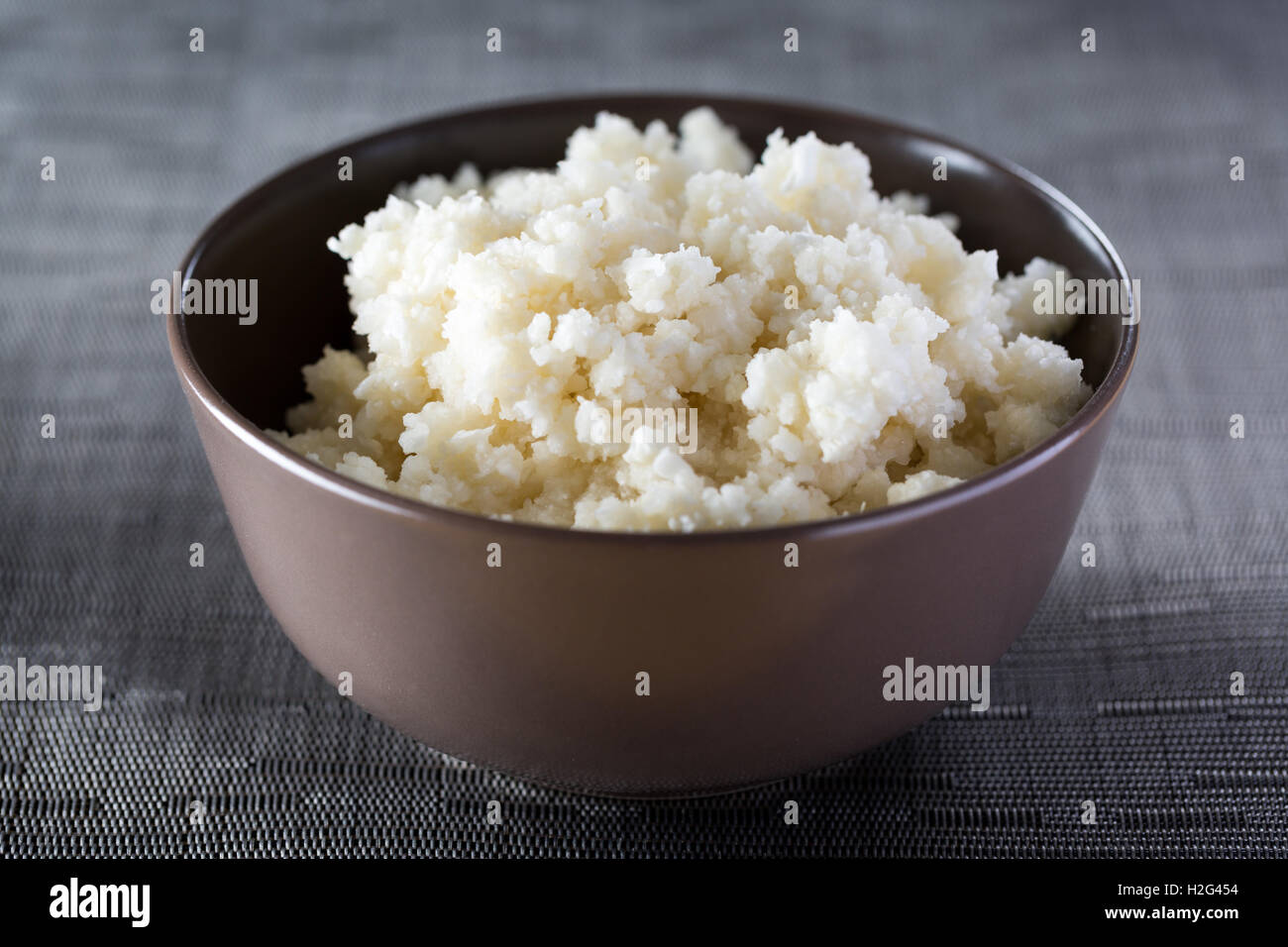 Un bol de riz chou-fleur Banque D'Images