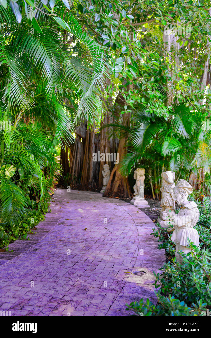 Ligne de statues anciennes en brique le chemin à travers un arbre Banyan grove au motif de la Ringling Museum of Art de Sarasota, FL Banque D'Images